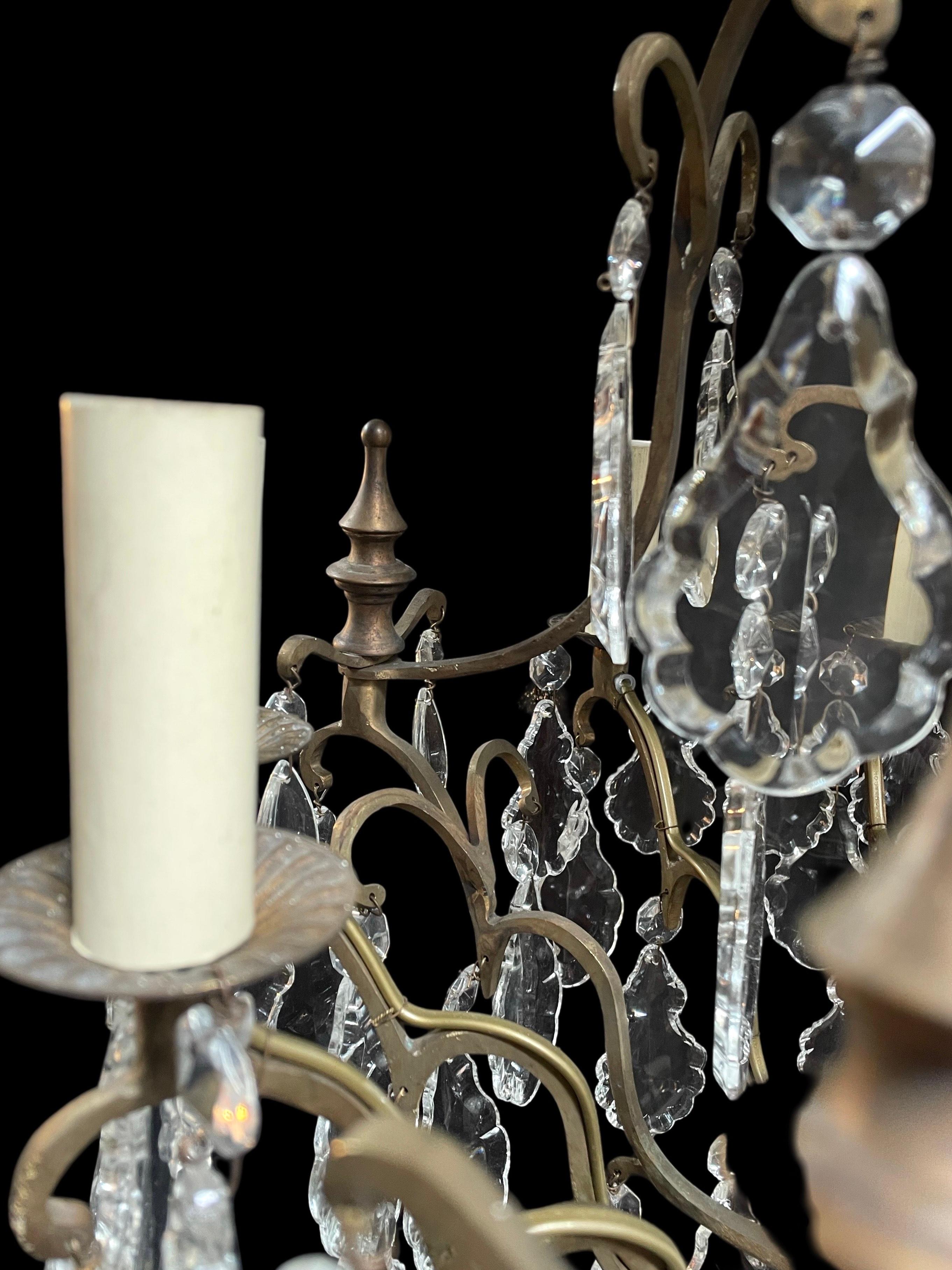 XX secolo Lampadario di cristallo a 8 bracci in bronzo in vendita