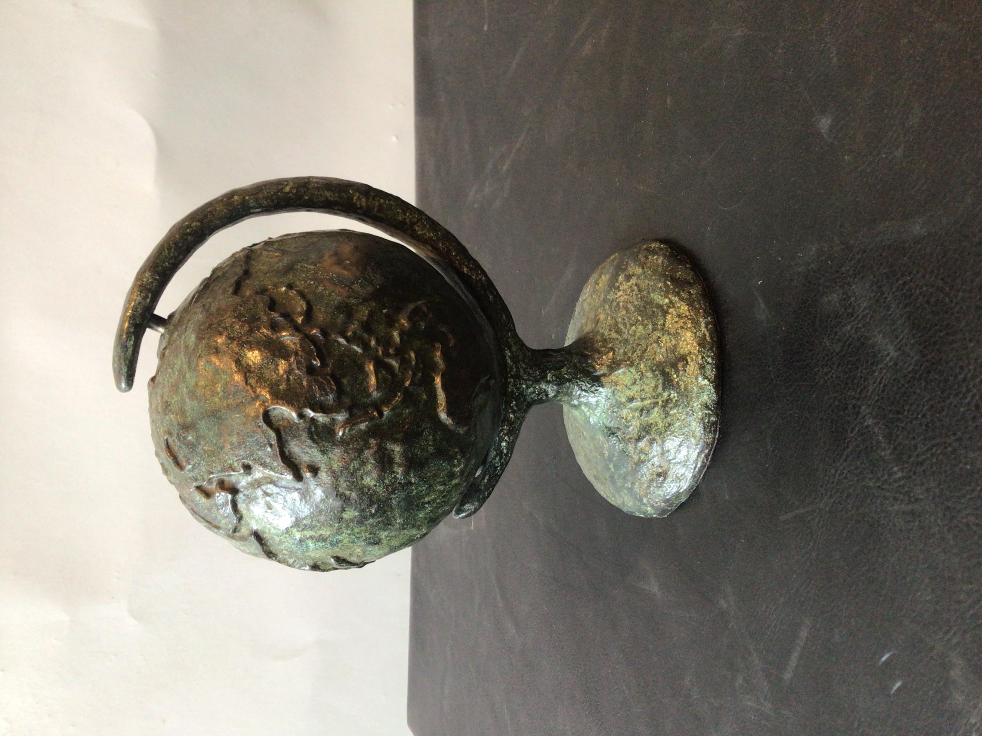 Abstrakter Globus aus Bronze im Angebot 1