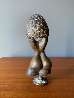 Scultura astratta di nudo in bronzo