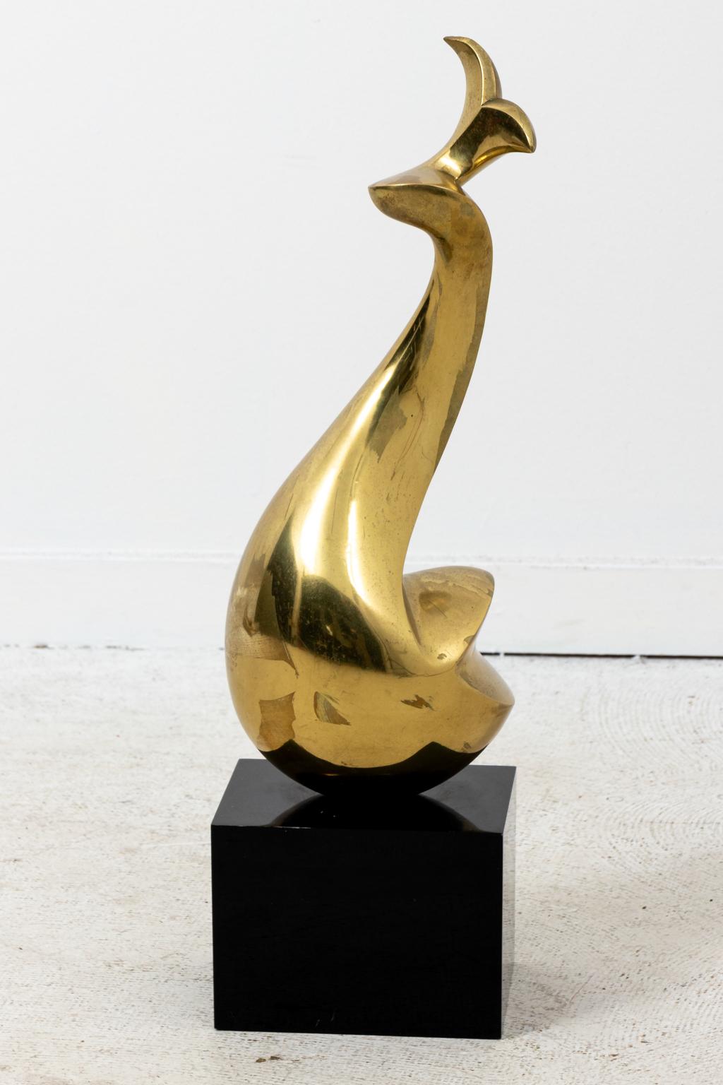 Alte Bronzeskulptur, entworfen und hergestellt von dem französischen Bildhauer Philippe Jean, um 1980. Das Stück zeigt eine stilisierte Delphinfigur auf schwarzem Sockel. Signiert, datiert 1980 und nummeriert 55/100. Bitte beachten Sie die
