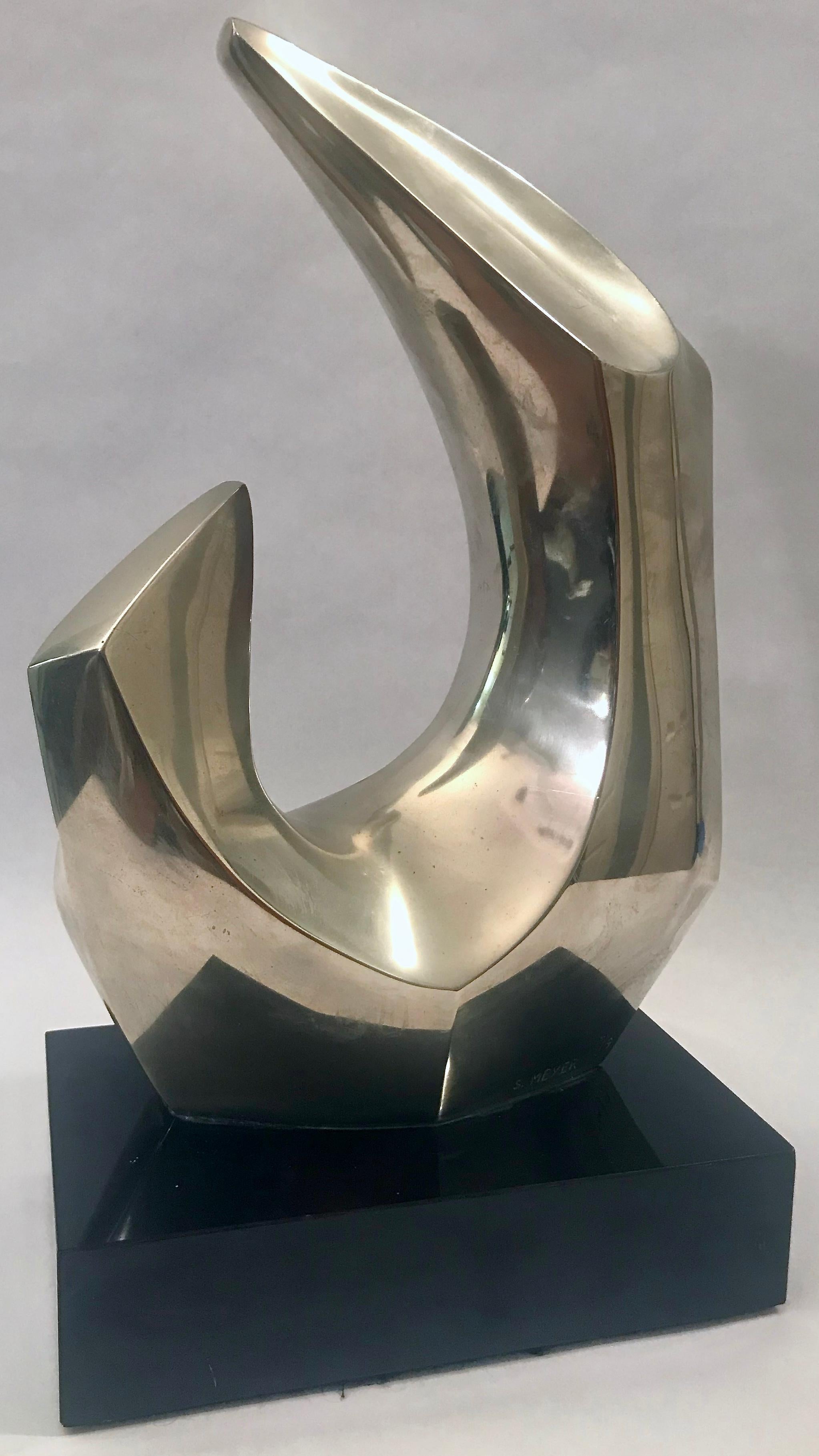 Bronze abstract sculpture by Seymour Meyer, signed and numbered 4/9


Seymour Meyer (Amer. 1914 - 2009). First a student of Louise Nevelson, Meyer became her protege, and then co-collaborator. His biomorphic sculptures were widely exhibited, and