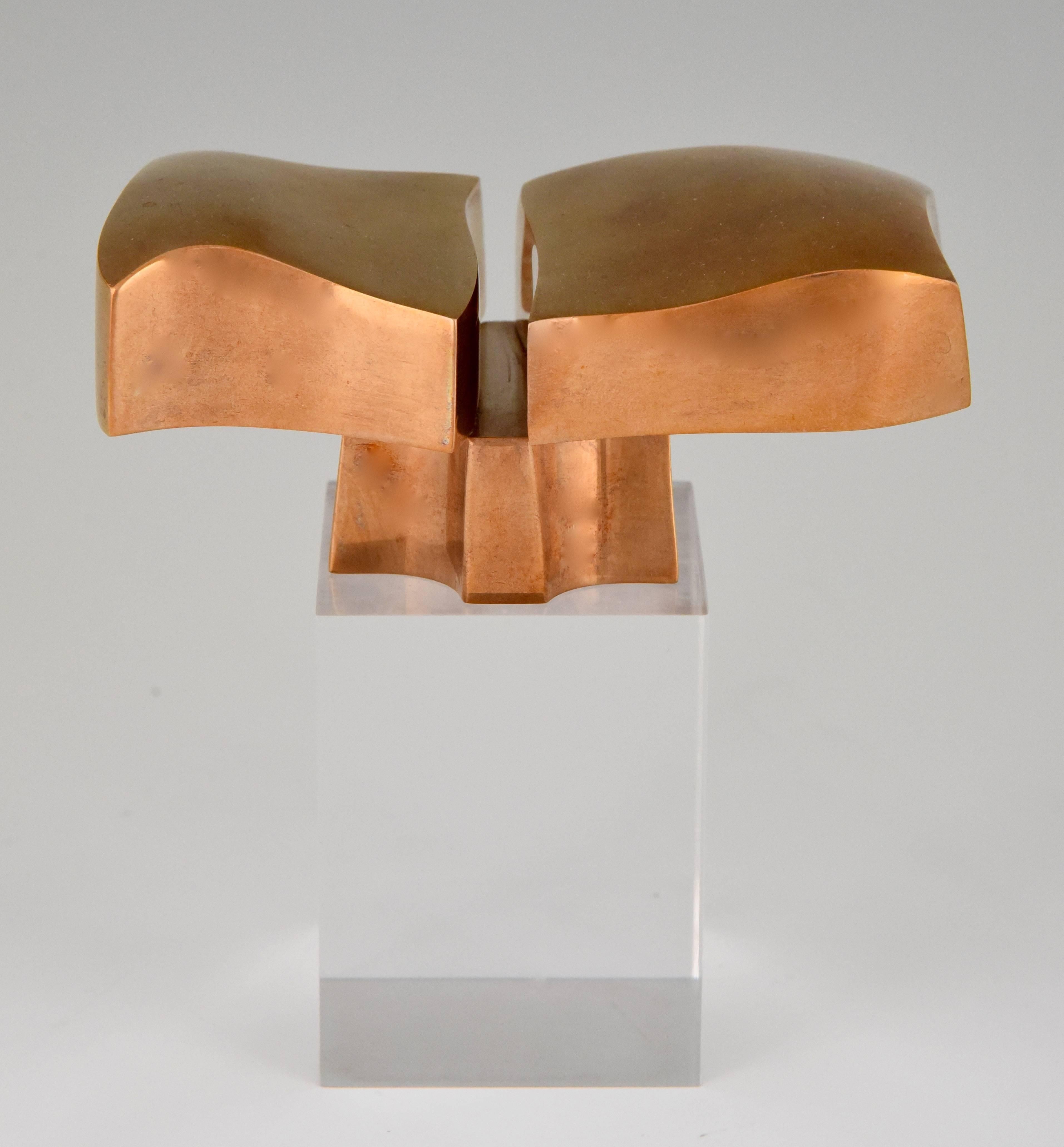 Description: Bronze abstract sculpture on plexiglass base.
Signature / marks: J.L. Sanchez?. Numbered 1000/387
Style: Mid-Century Modern
Date: 1970.
Material: Polished bronze. ?Plexiglass base.
Size:
H 13.5 cm x L 13 cm x W 7.5 cm.
H 5.3 inch