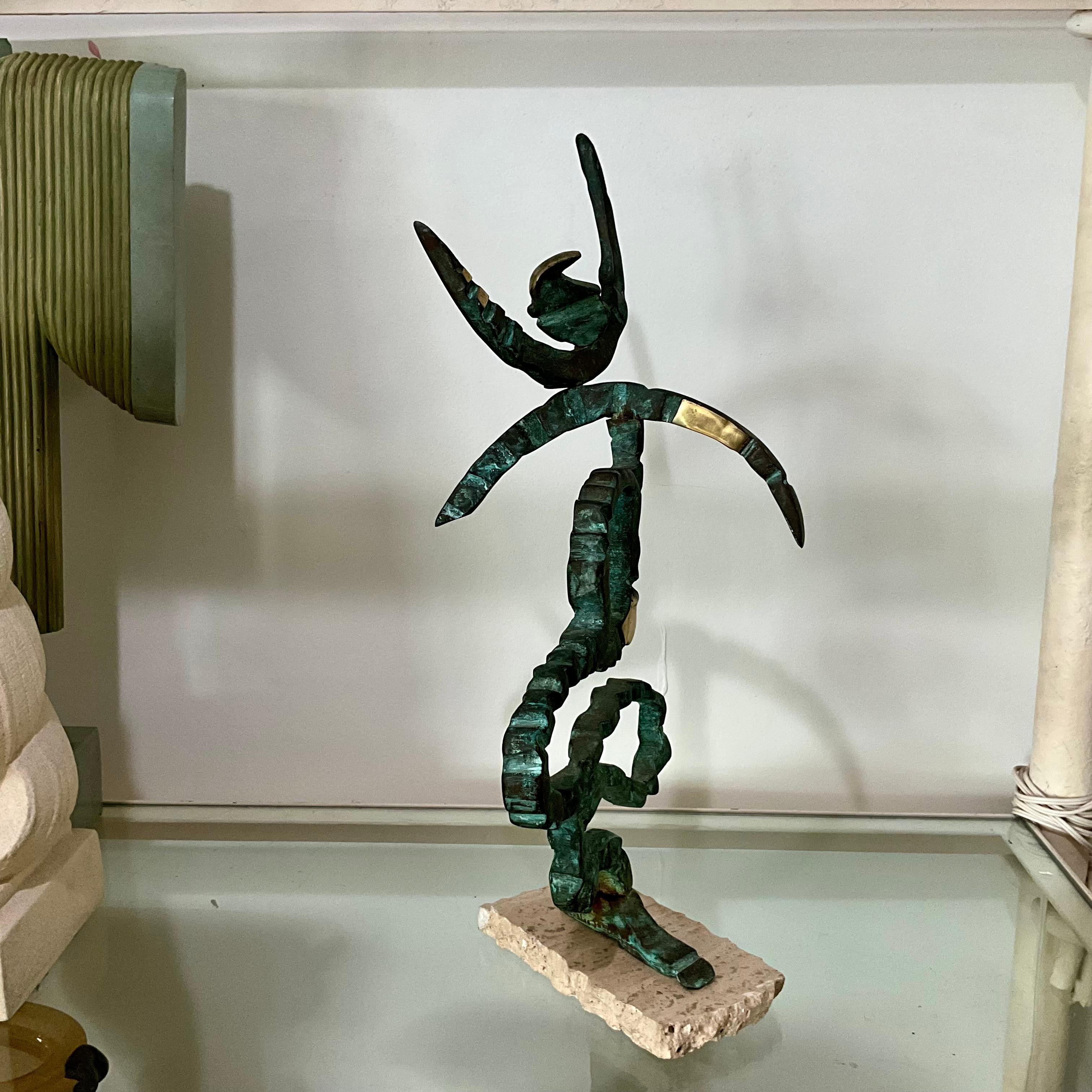 Escultura abstracta de bronce firmada Carlos Sevando, 1998, sobre base de travertino en venta 2