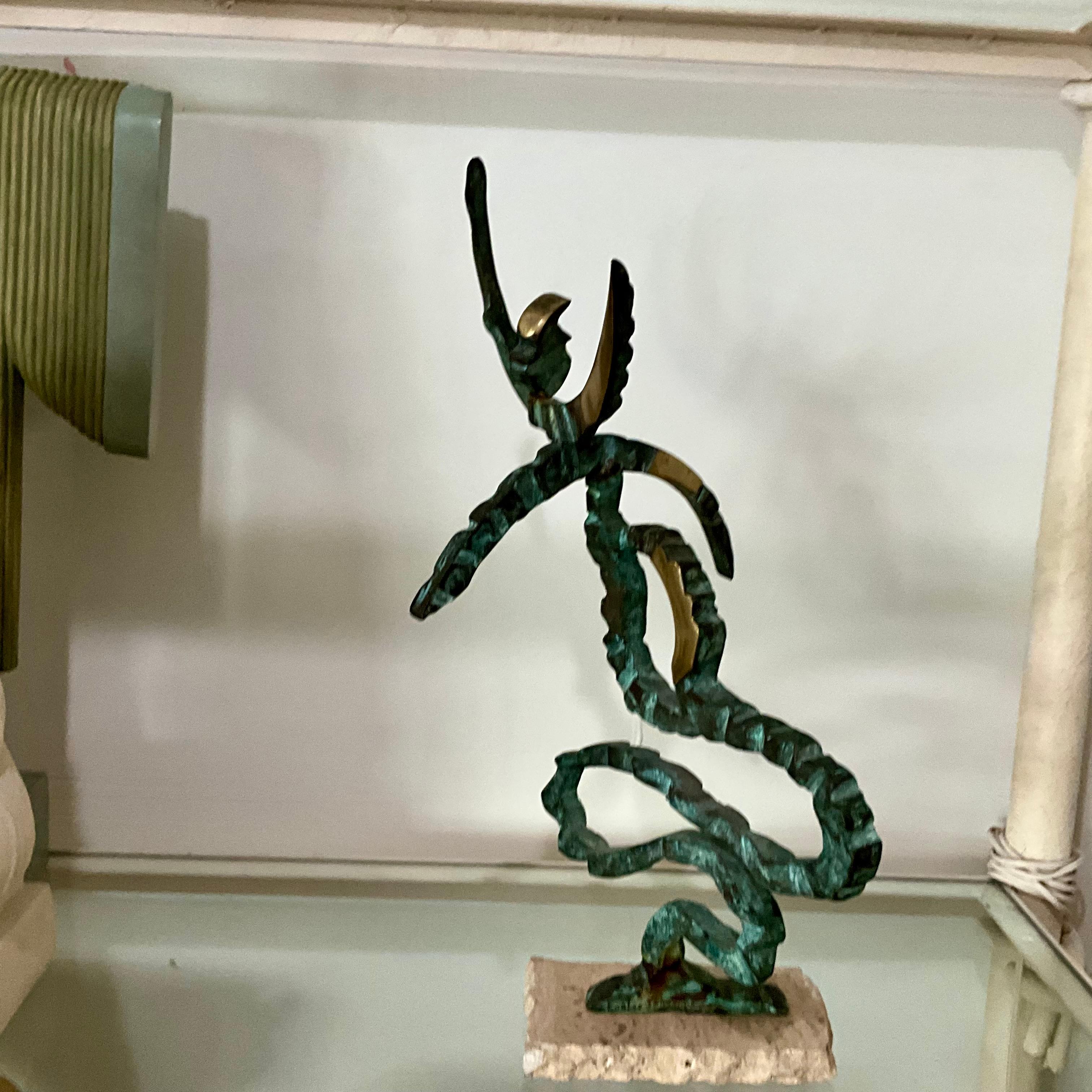 .

Escultura abstracta de bronce firmada Carlos Sevando, 1998, sobre base de travertino

Un dinámico abstracto de bronce de Carlos Sevando (1998), con superficies patinadas y pulidas, montado sobre travertino: una elegante pieza modernista de