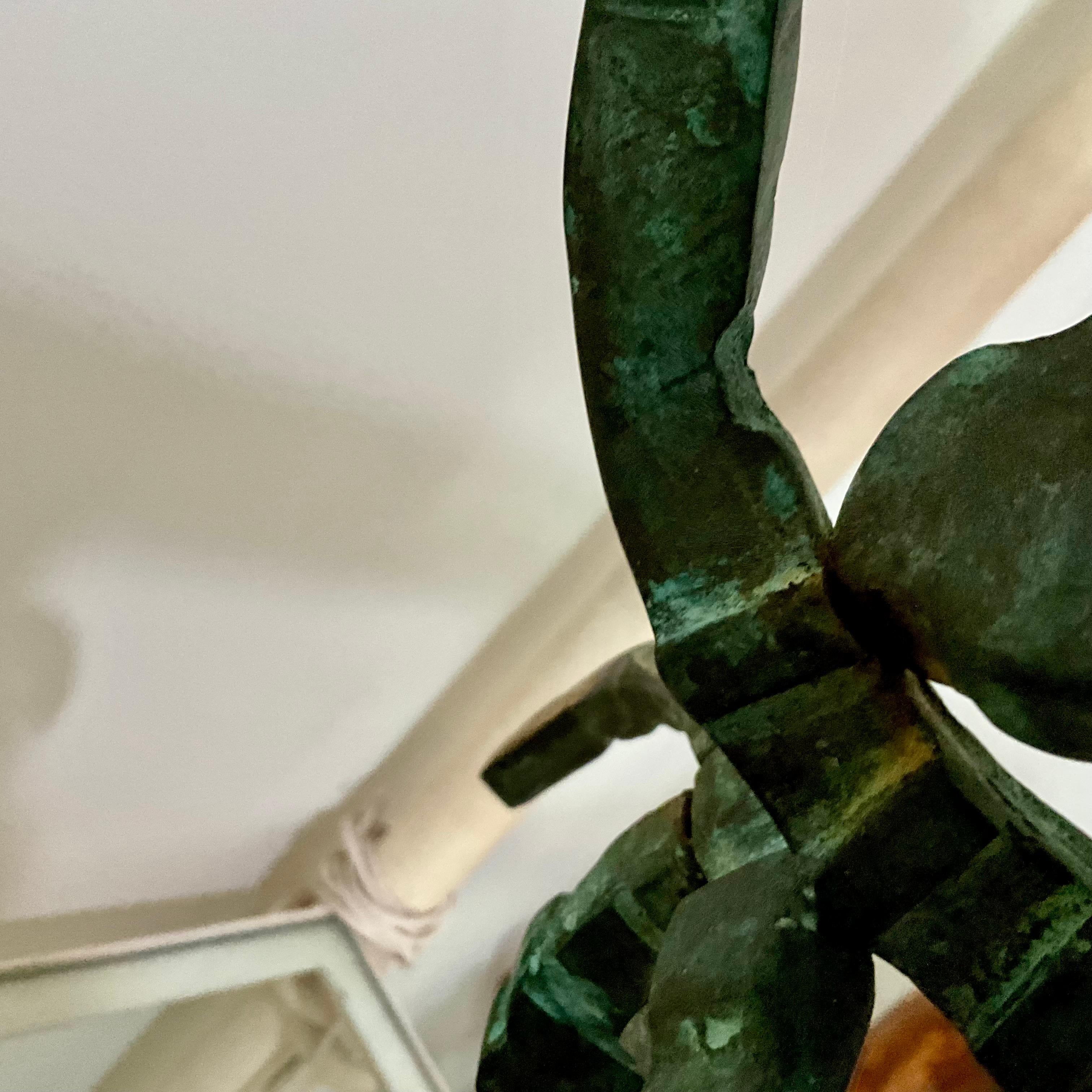 Escultura abstracta de bronce firmada Carlos Sevando, 1998, sobre base de travertino Español en venta