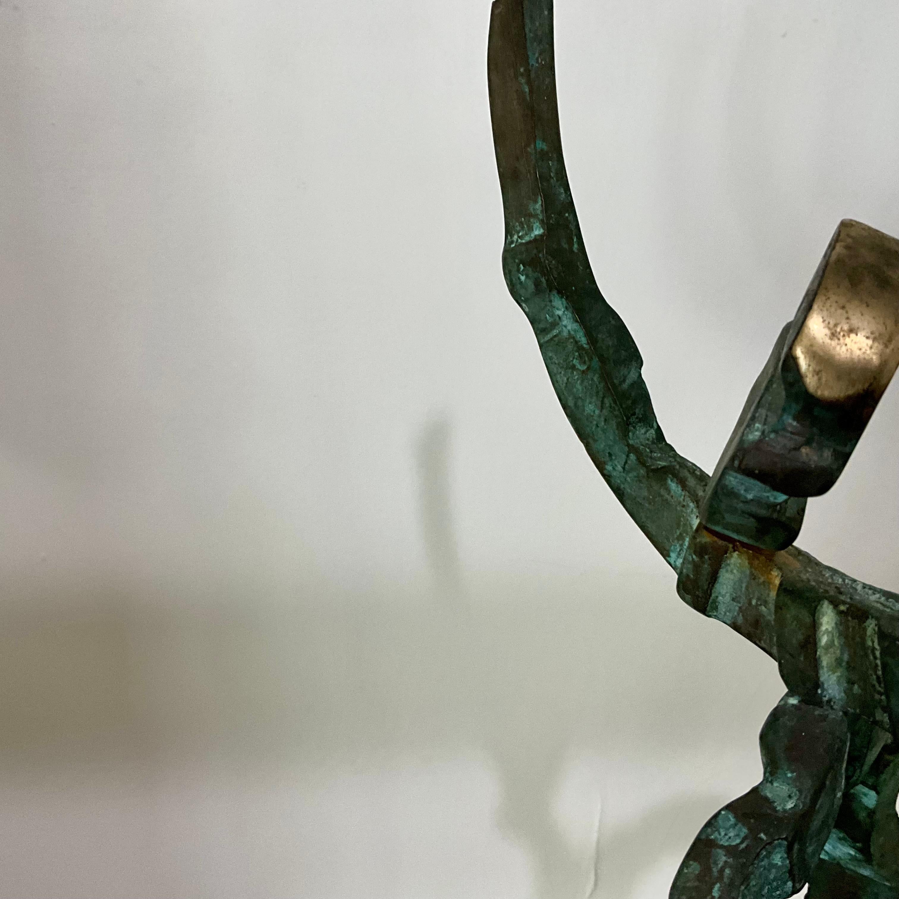 Escultura abstracta de bronce firmada Carlos Sevando, 1998, sobre base de travertino Hecho a mano en venta