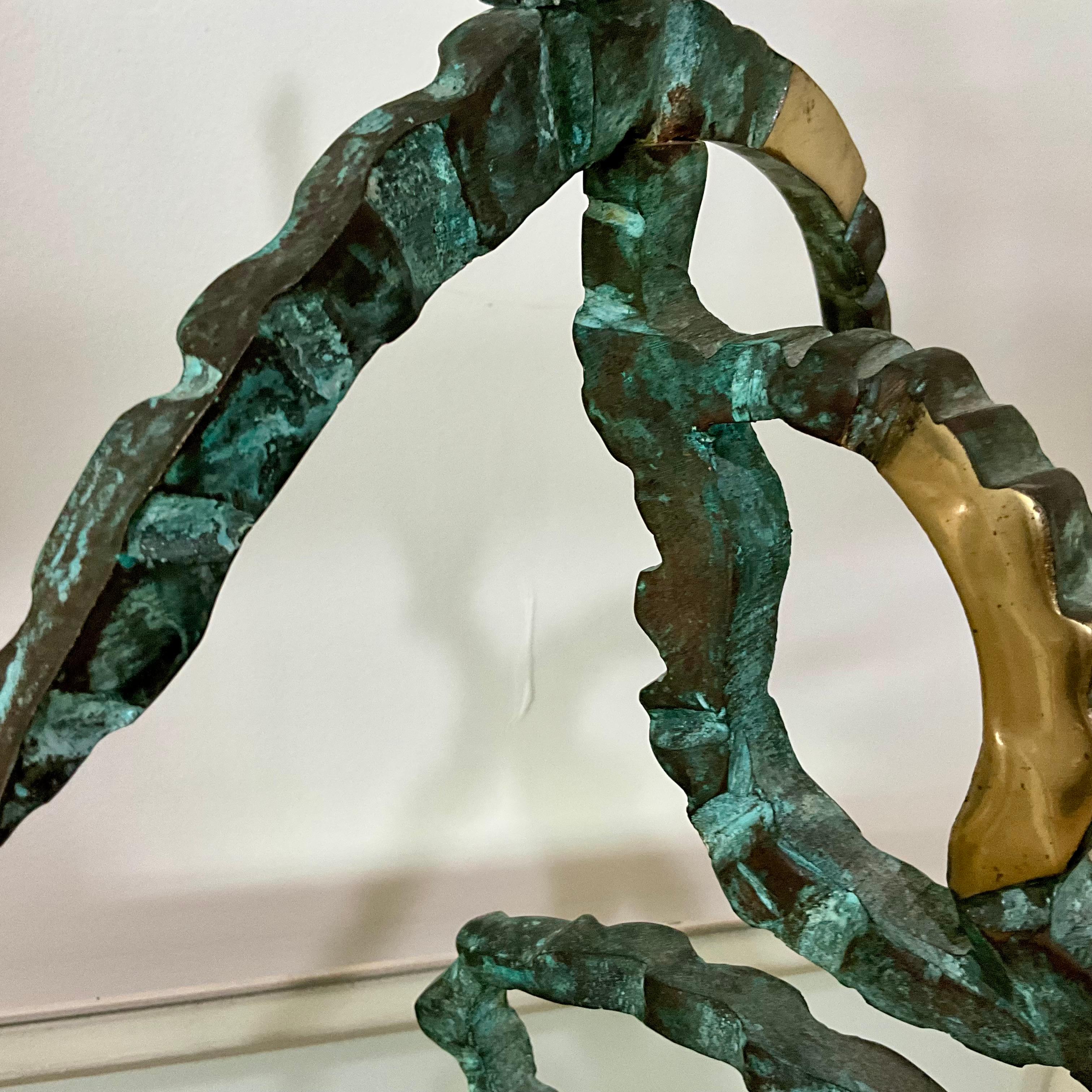 Escultura abstracta de bronce firmada Carlos Sevando, 1998, sobre base de travertino en Bueno estado para la venta en West Palm Beach, US