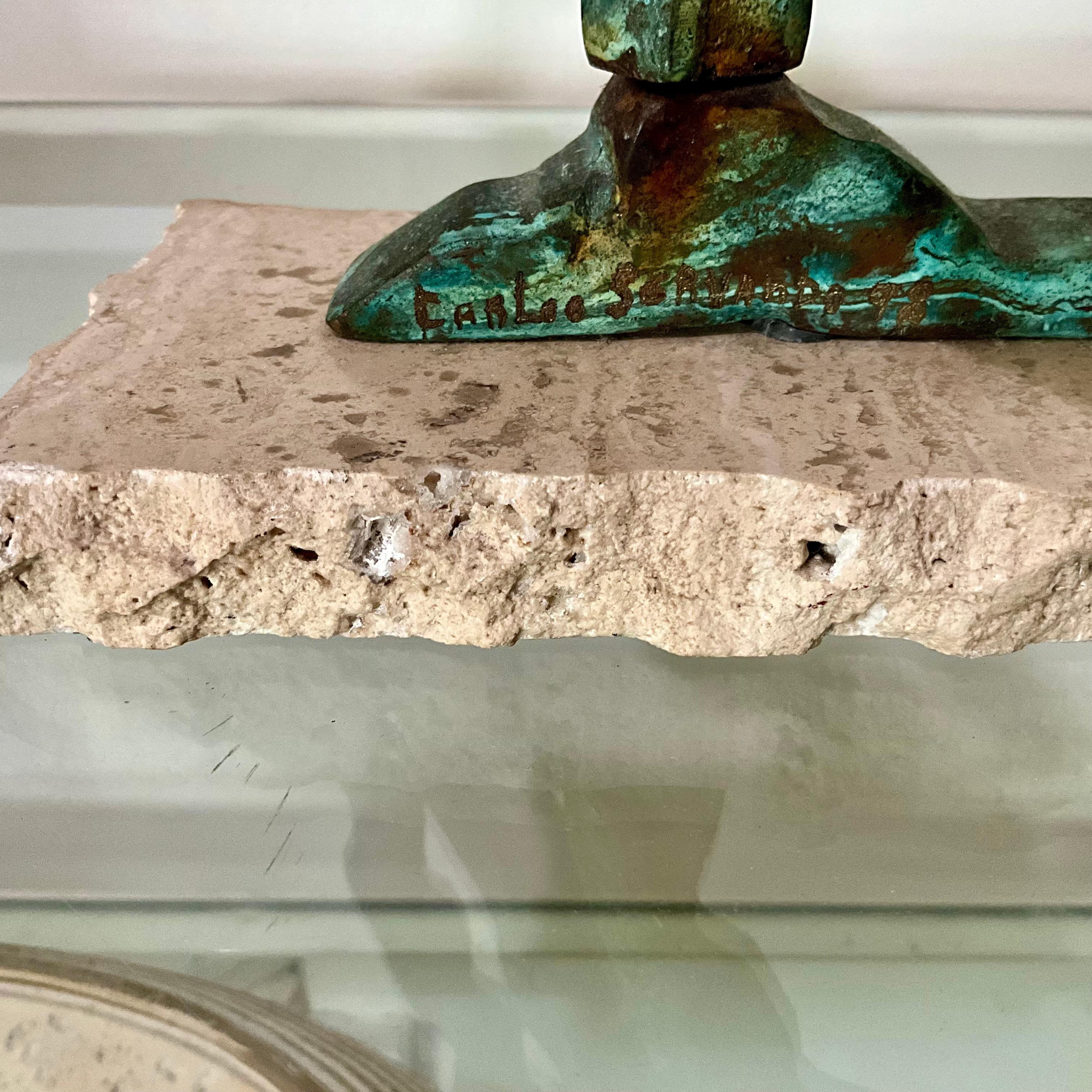 Escultura abstracta de bronce firmada Carlos Sevando, 1998, sobre base de travertino finales del siglo XX en venta