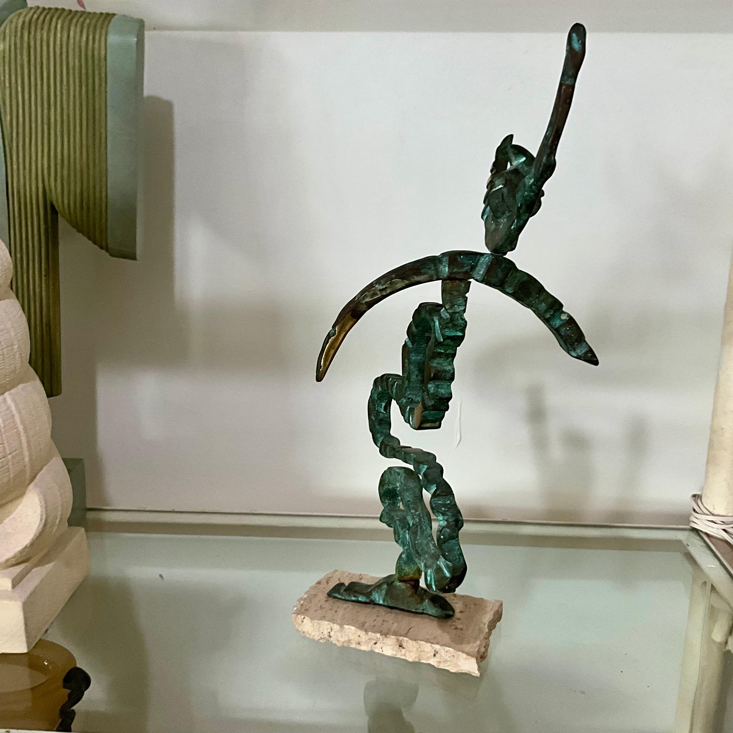 Escultura abstracta de bronce firmada Carlos Sevando, 1998, sobre base de travertino Bronce en venta