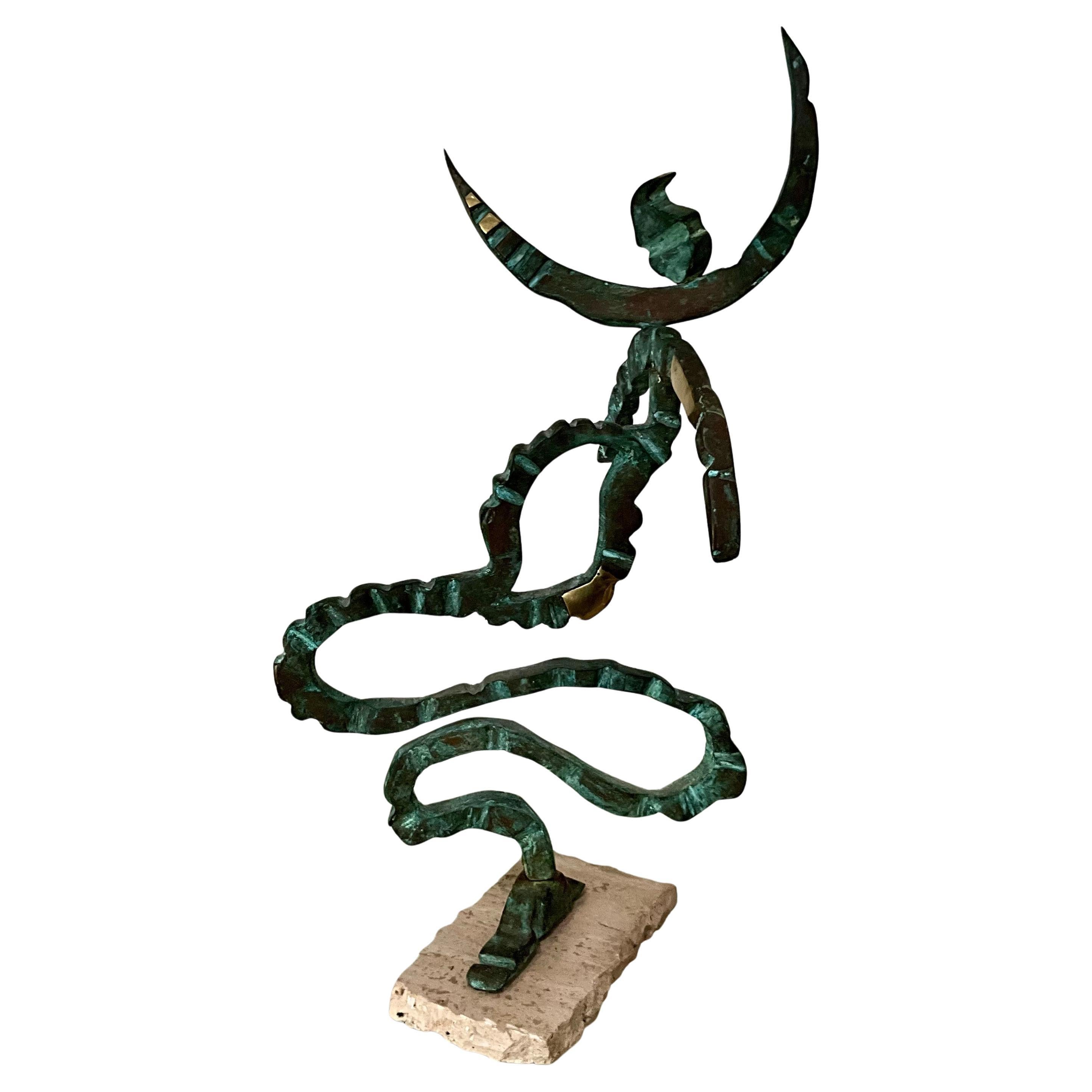 Escultura abstracta de bronce firmada Carlos Sevando, 1998, sobre base de travertino en venta