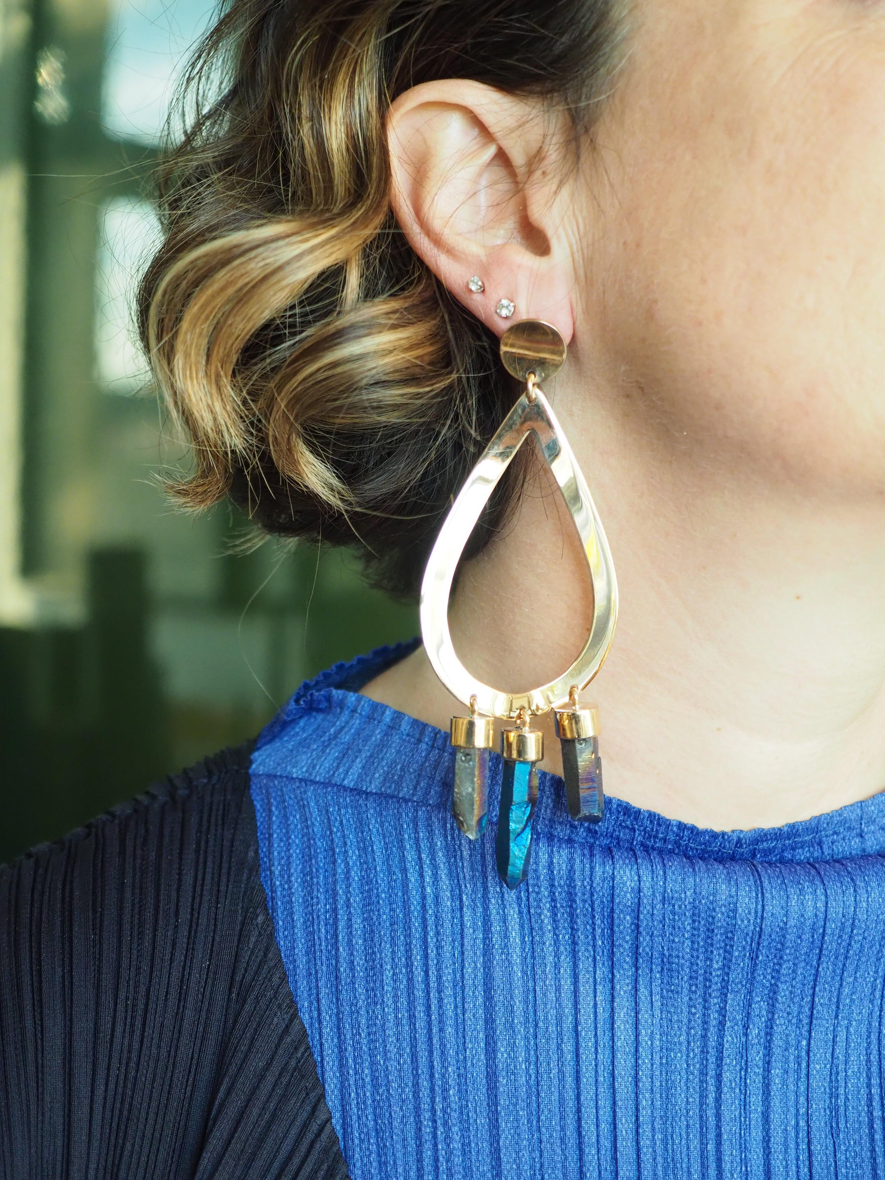 Longs boucles d'oreilles mono en bronze, agate et cristal bleu Neuf - En vente à Milan, IT