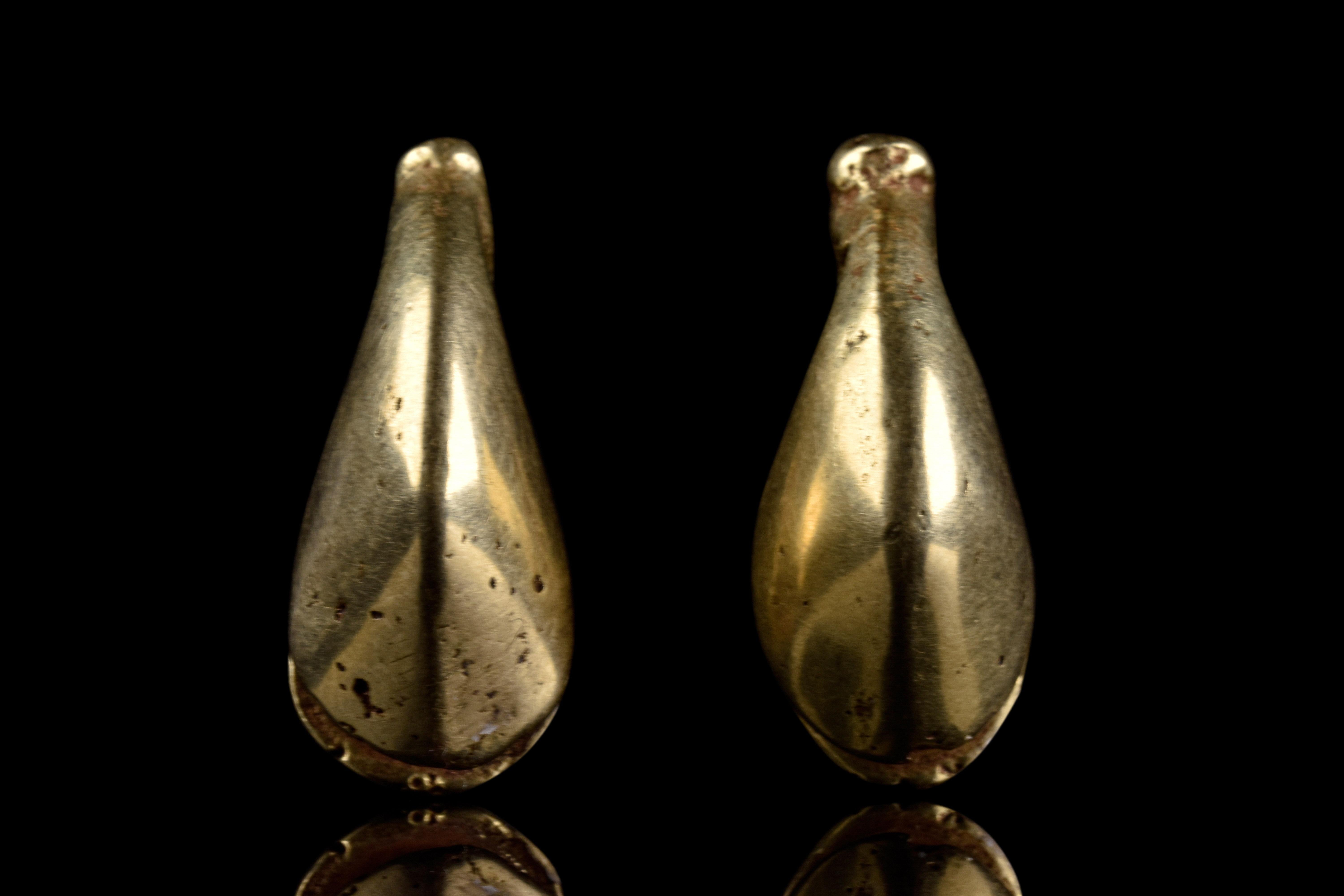 Bronze Age Matched Pair of Gold Earrings In Good Condition For Sale In London, GB