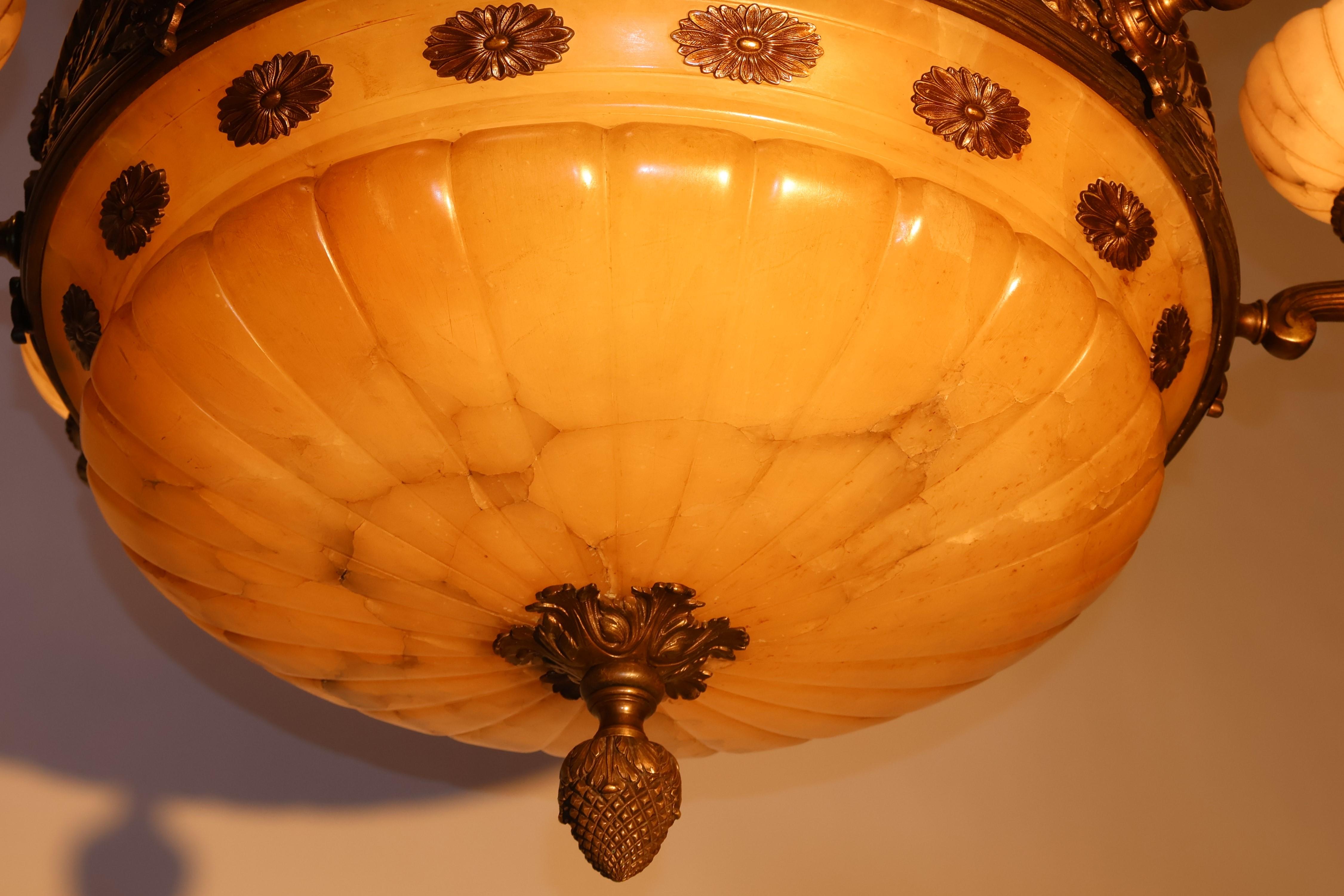 Neoclassico Lampadario in bronzo e alabastro in vendita