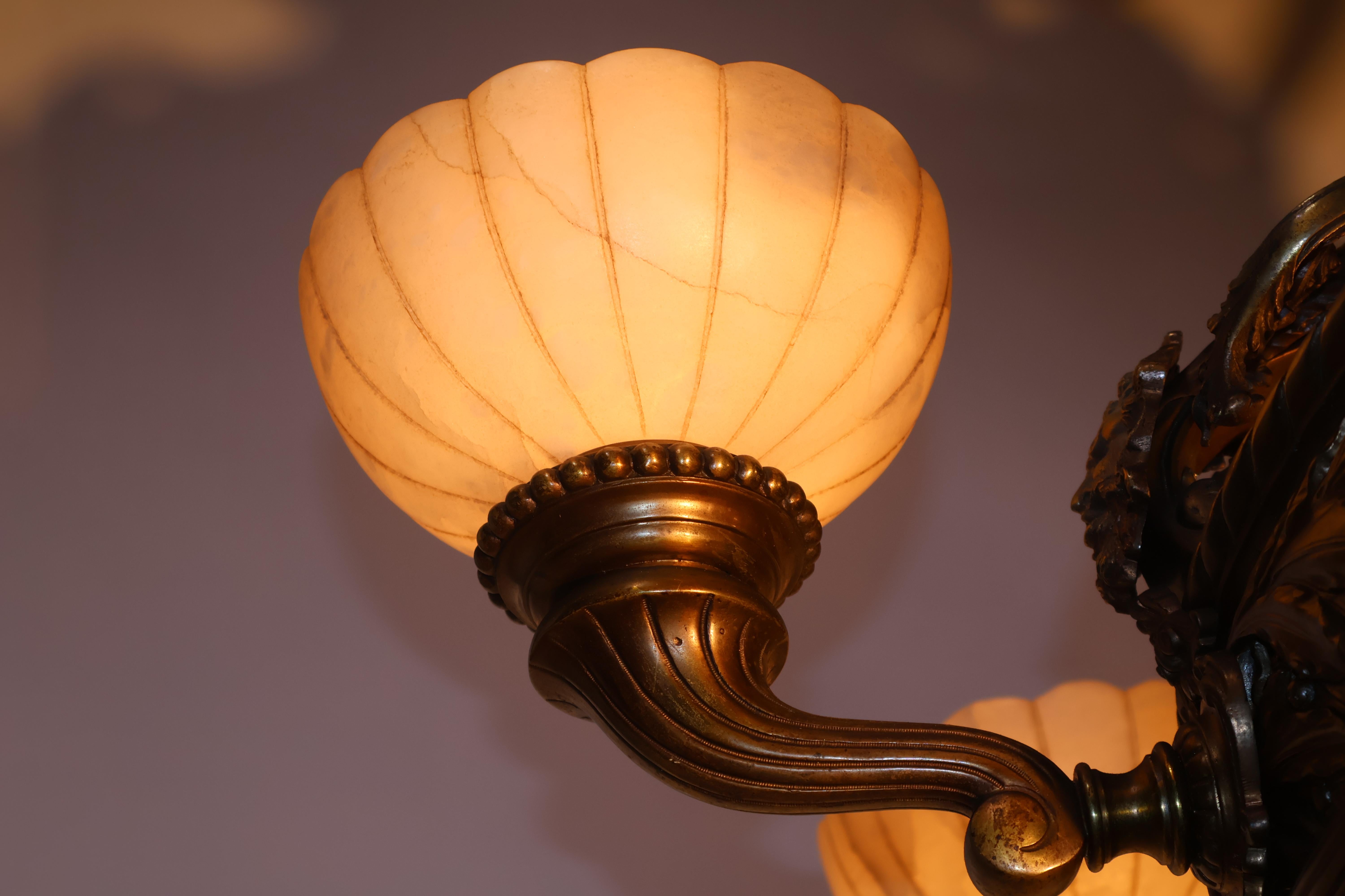 Intagliato Lampadario in bronzo e alabastro in vendita