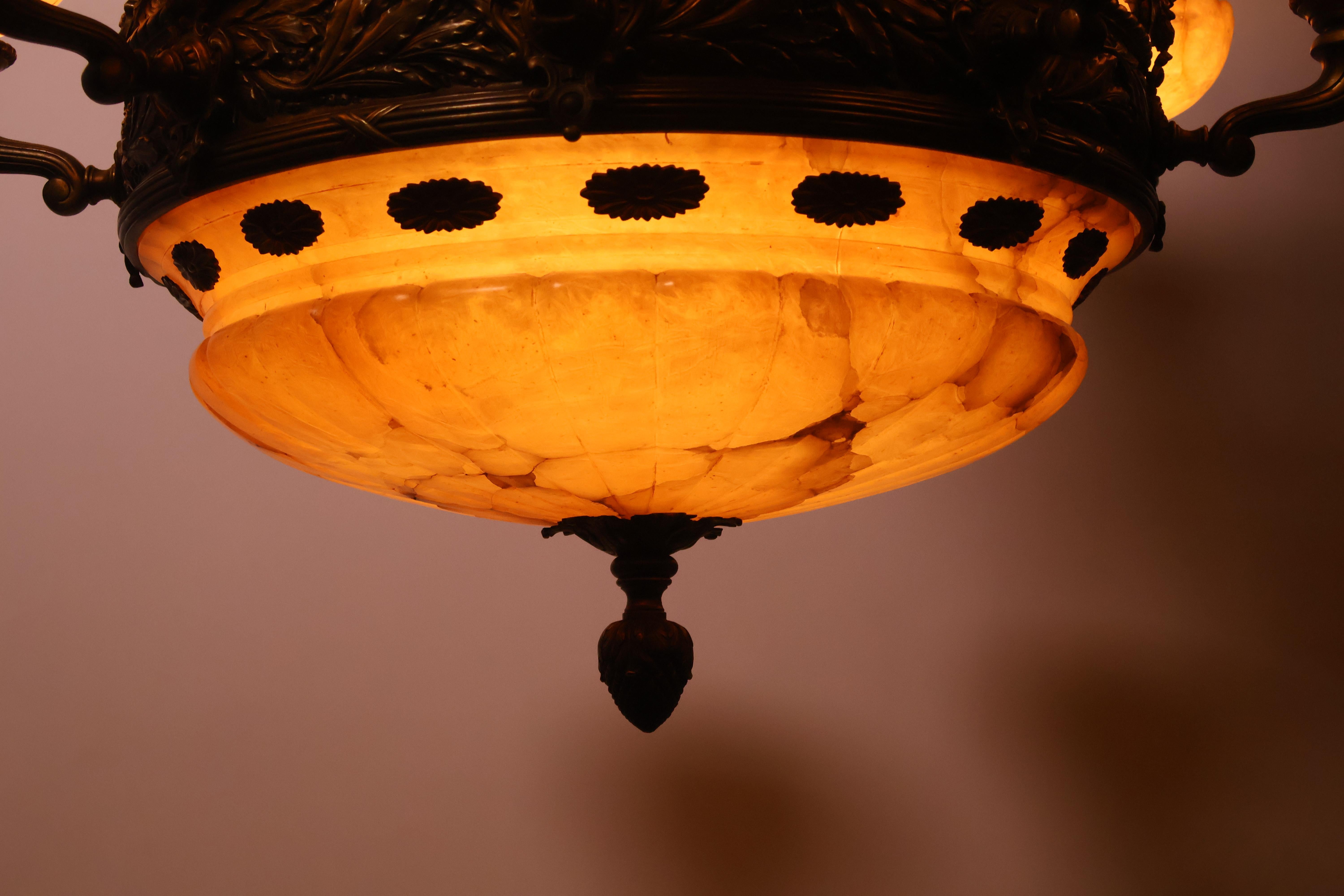 Inizio XX secolo Lampadario in bronzo e alabastro in vendita