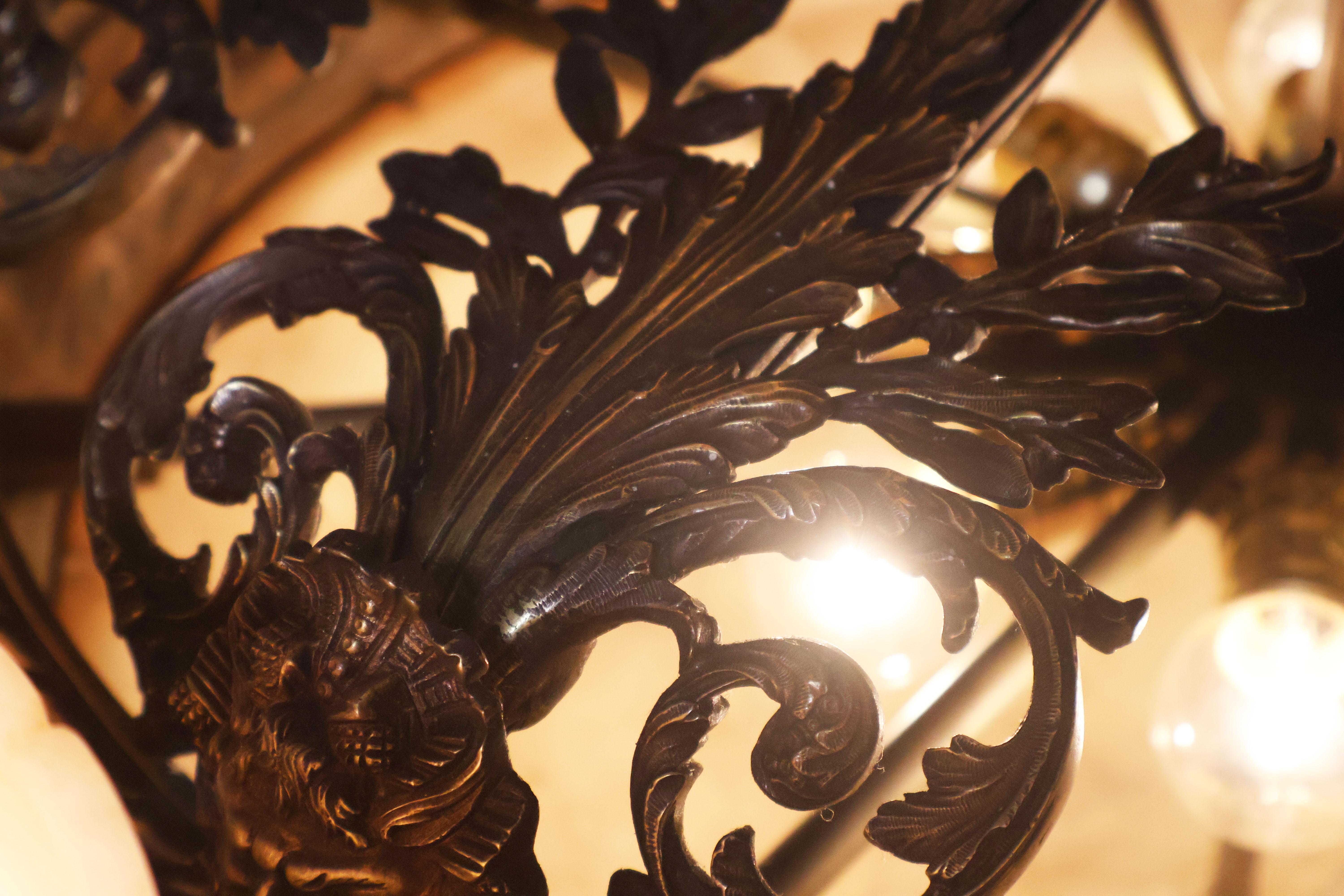 Bronzo Lampadario in bronzo e alabastro in vendita