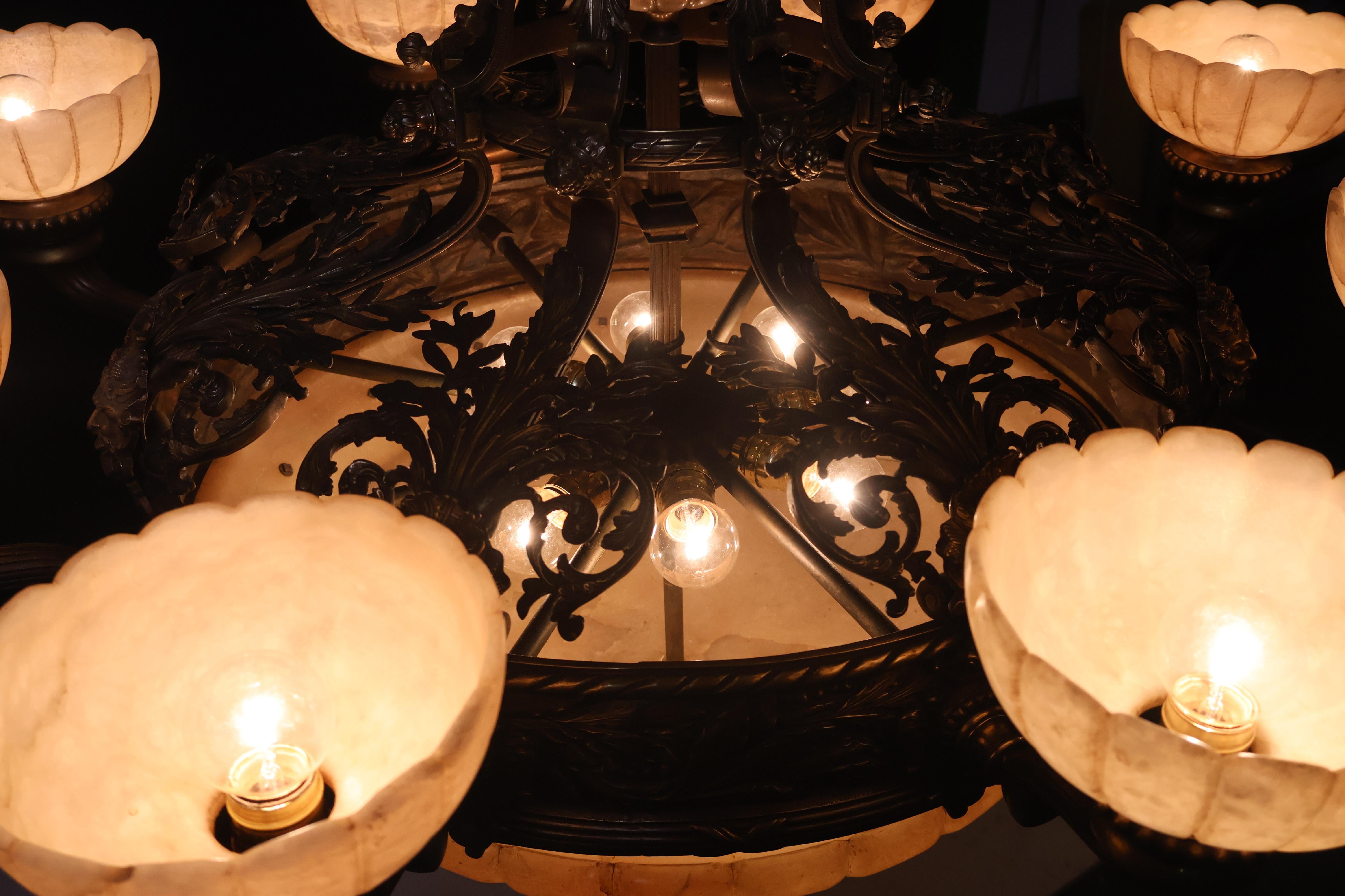 Lampadario in bronzo e alabastro in vendita 1