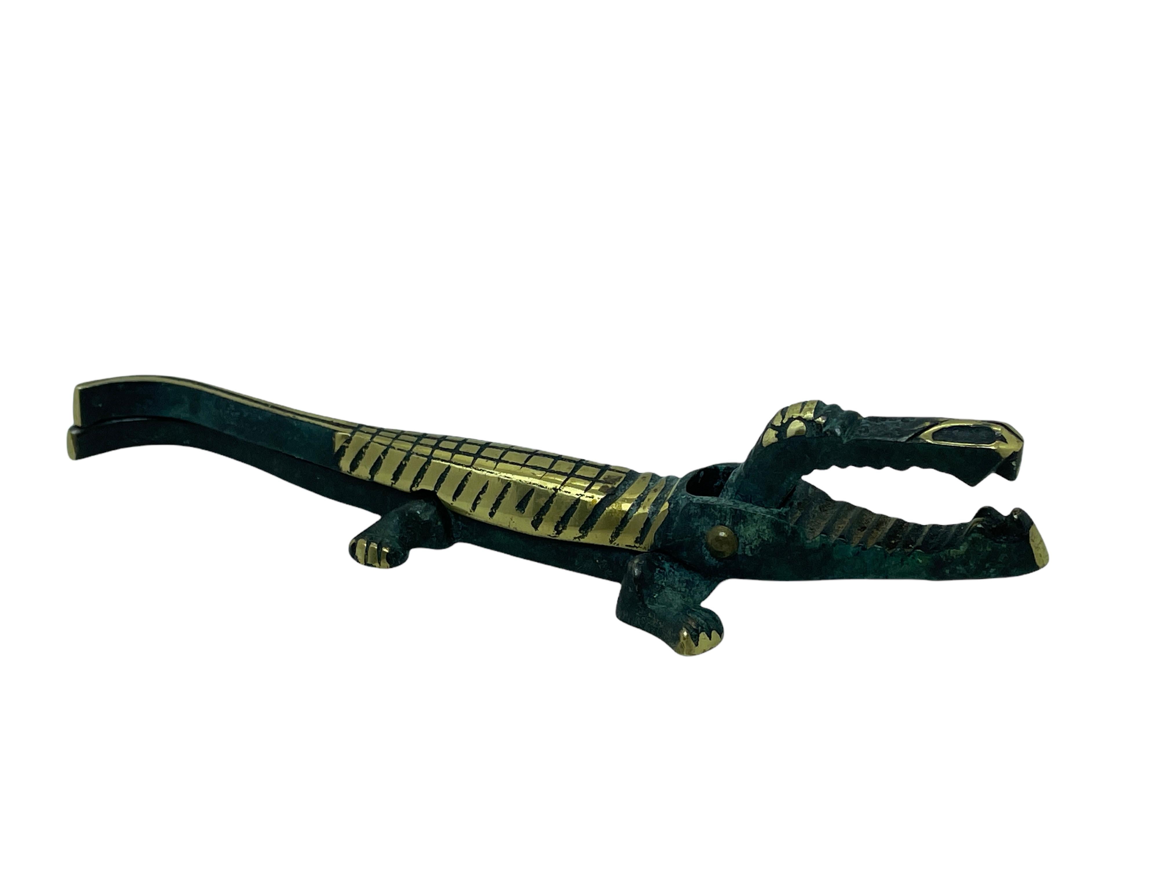 Casse-noix autrichien classique du début des années 1950 en forme d'alligator. Joli ajout à votre chambre ou simplement pour votre collection d'objets en bronze autrichien. Trouvé dans une vente de succession à Vienne, en Autriche.