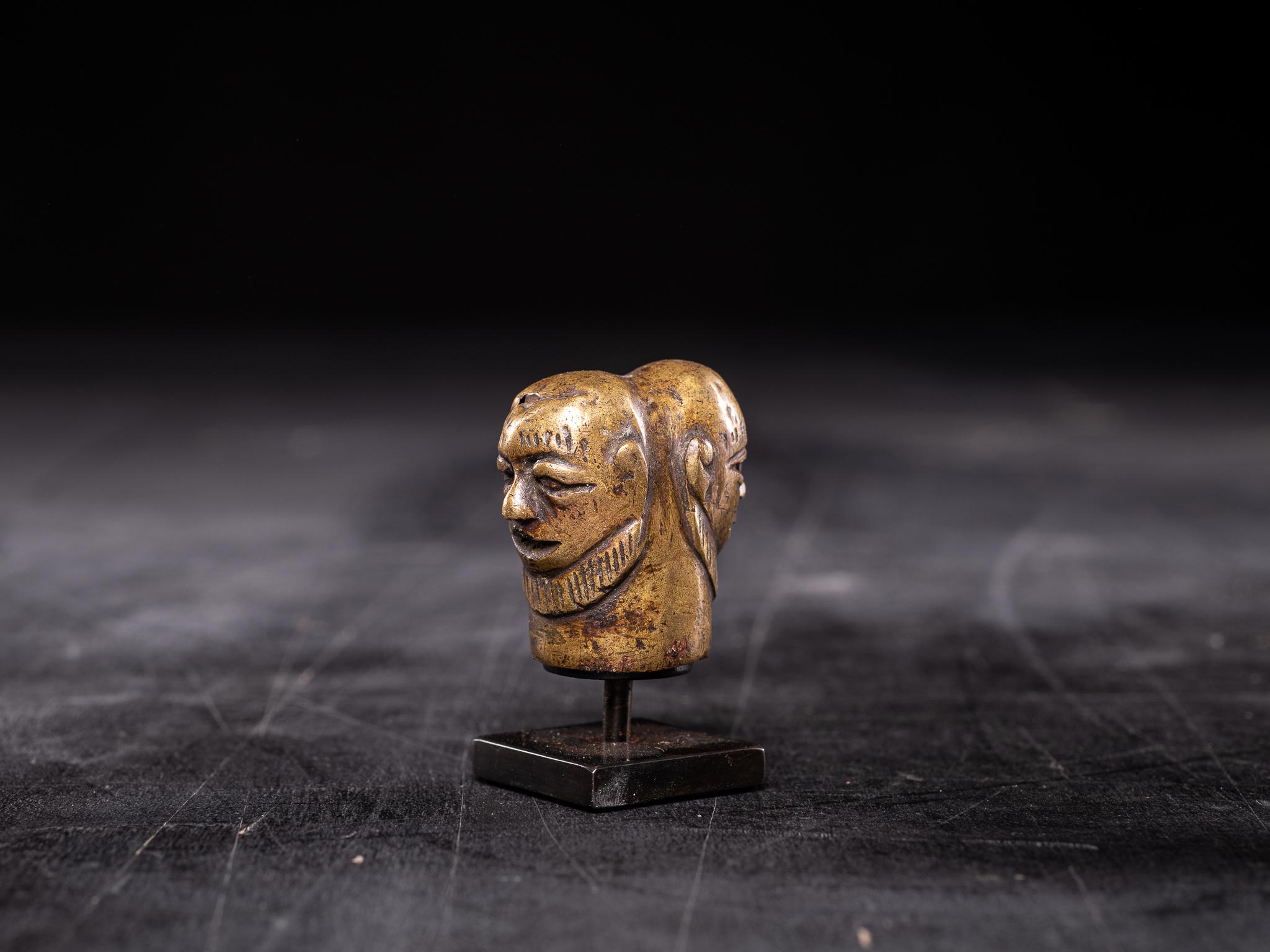 Fait main Épis de faîtage en alliage de bronze avec têtes de Janiform, peuple Tiv, Nigeria, Kunstkammer en vente