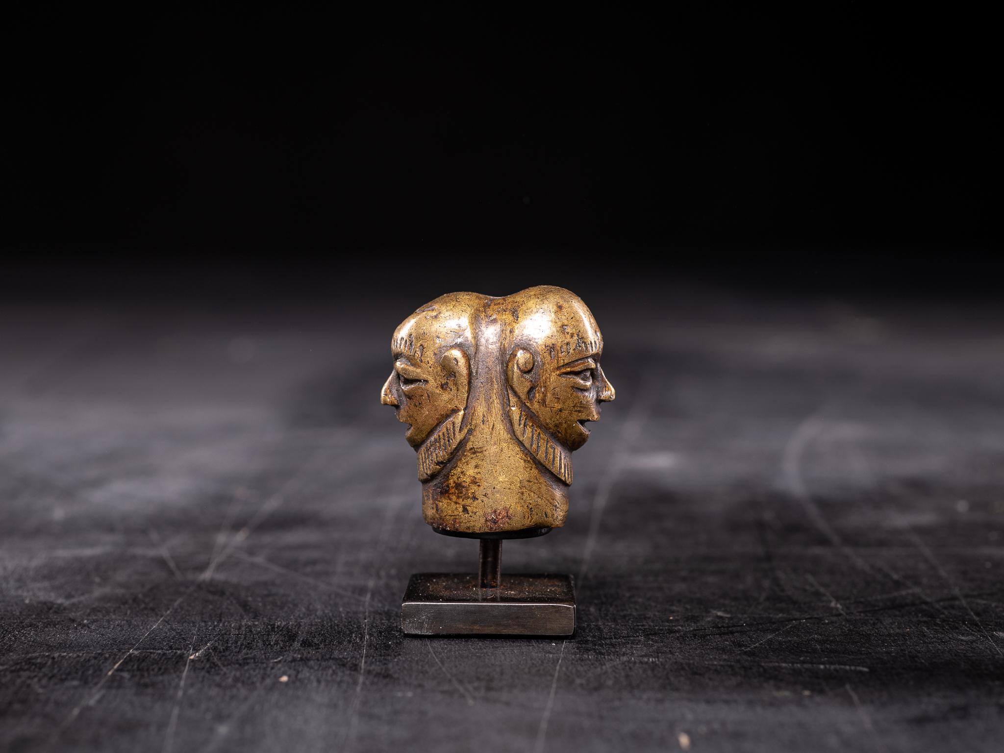 Épis de faîtage en alliage de bronze avec têtes de Janiform, peuple Tiv, Nigeria, Kunstkammer Bon état - En vente à Leuven , BE