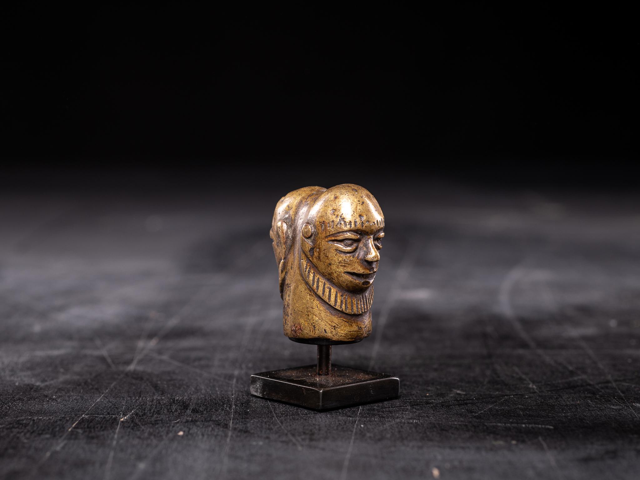 20ième siècle Épis de faîtage en alliage de bronze avec têtes de Janiform, peuple Tiv, Nigeria, Kunstkammer en vente