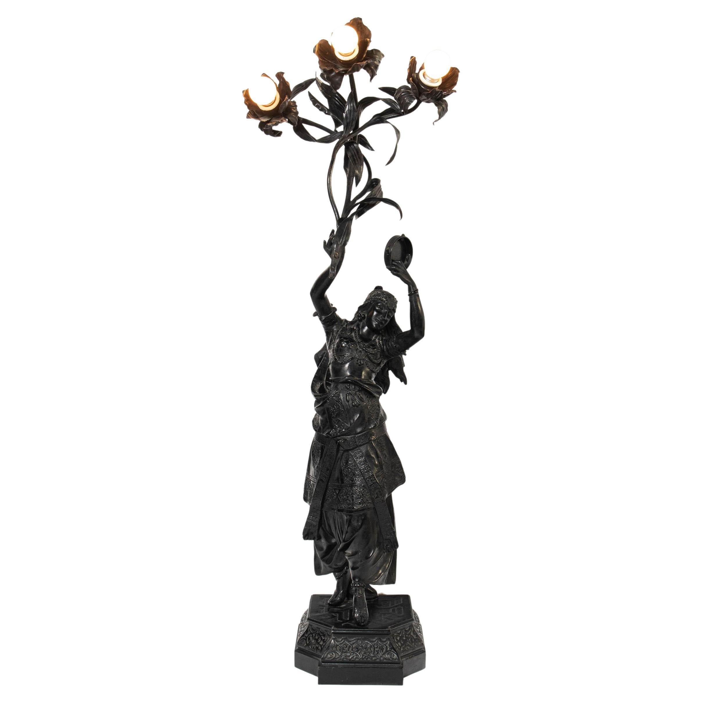 Lampe de table sculpture en alliage de bronze signée Waagen. Allemagne, vers 1890.