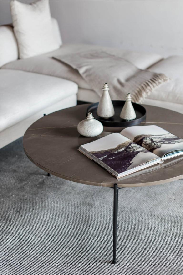 Poli Table basse Amani de Croft House en vente
