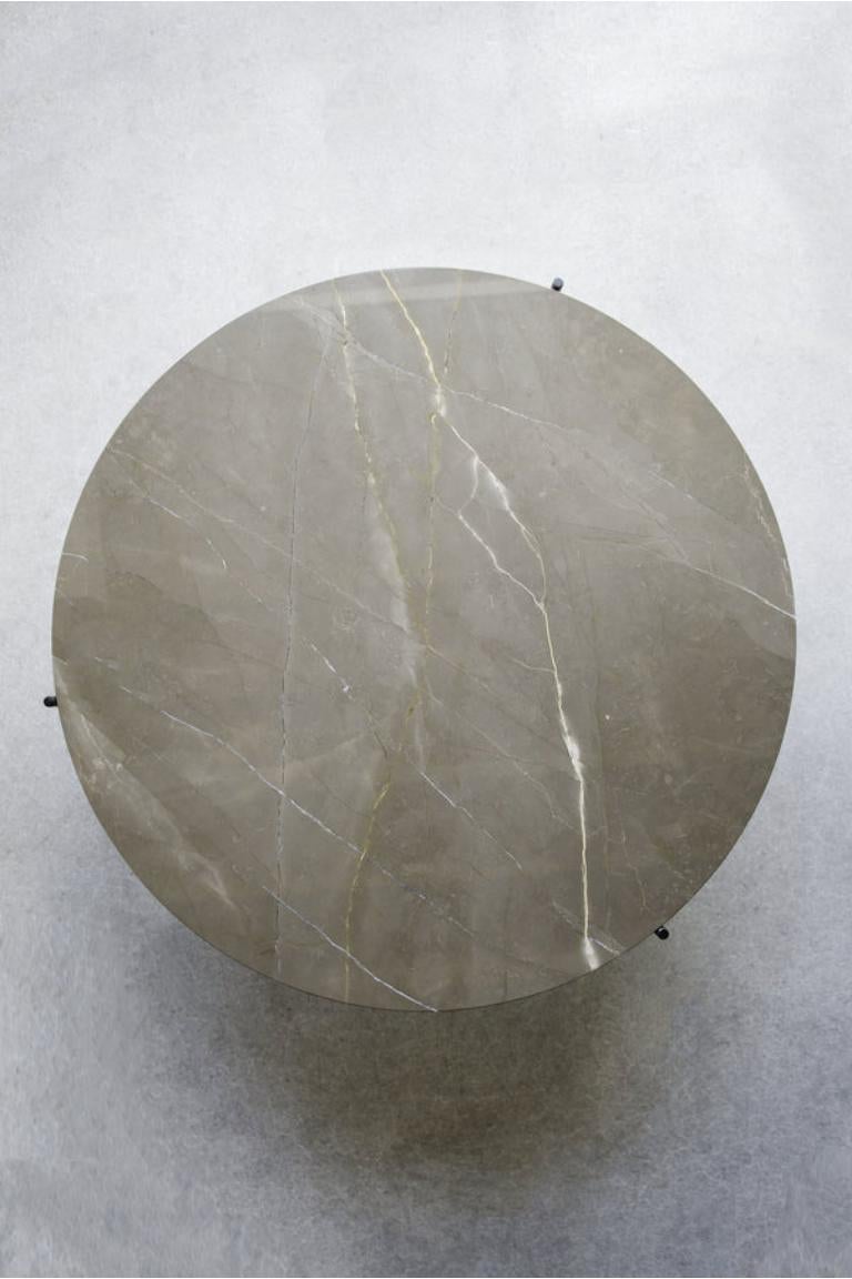 Der Amani Beistelltisch aus Bronze ist eine raffinierte und gehobene Ergänzung zu unserer Marmorbeistelltisch-Kollektion. Die erdigen Töne und die einzigartige, vielfältige Äderung der Platte aus Bronze-Amani-Marmor bilden einen subtilen, aber