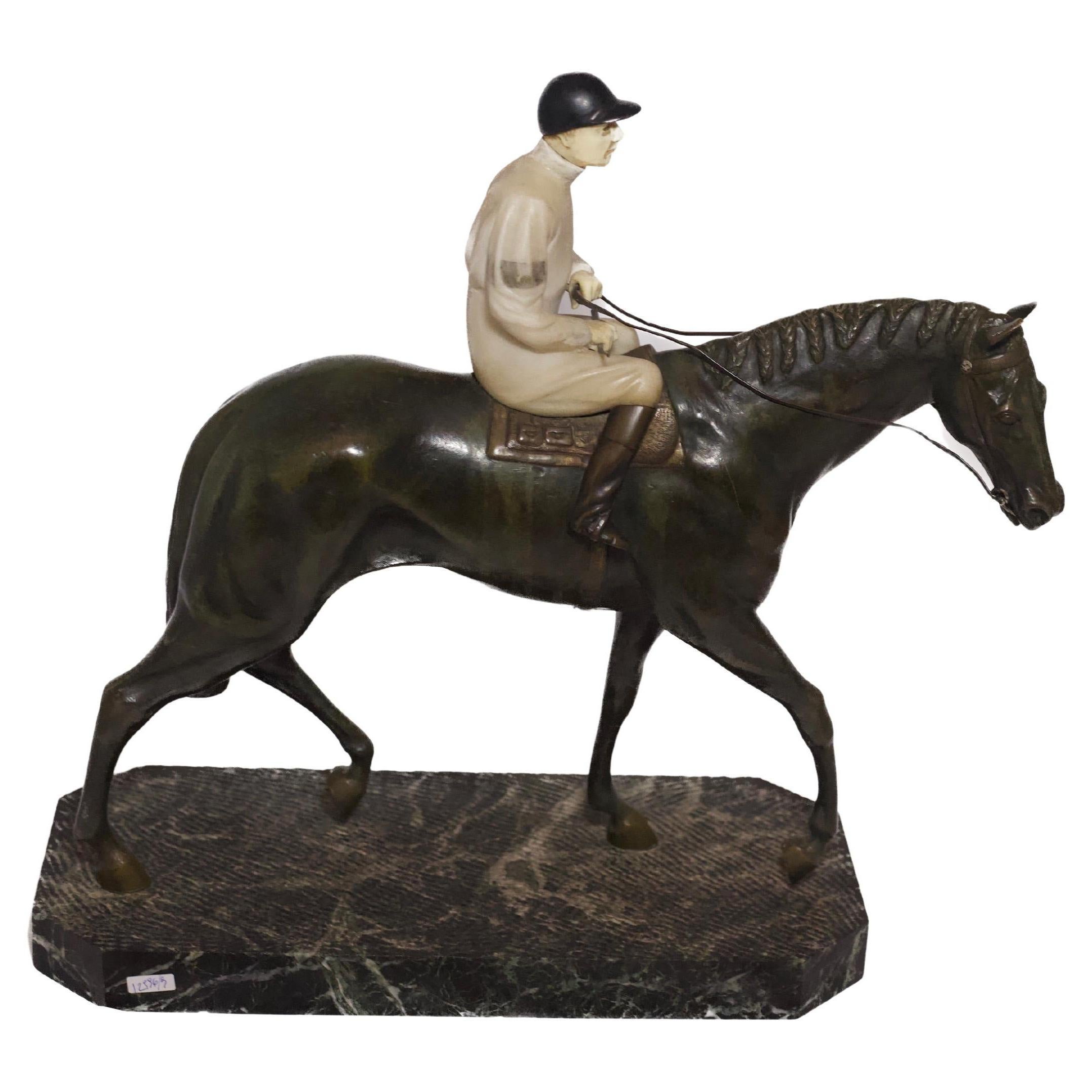 Questa straordinaria scultura, firmata dal famoso scultore francese M. Guiraud Riviere, cattura magistralmente il movimento dinamico di un cavallo e di un cavaliere. La figura è realizzata in bronzo con una squisita attenzione ai dettagli, mentre il