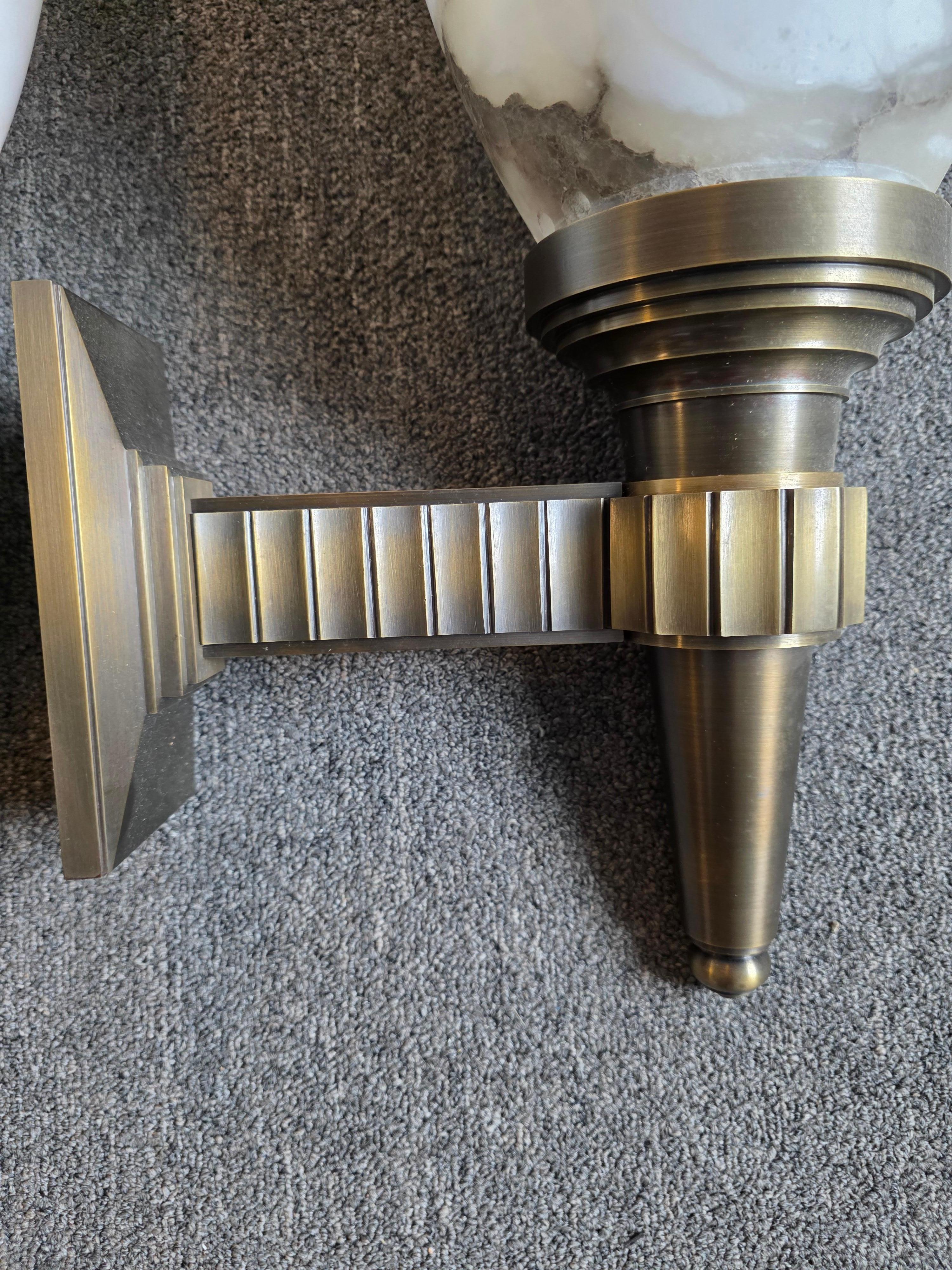 El trabajo y los diseños de Terry Desmond han sido legendarios por su calidad y atención al detalle. Estos apliques de Terry no son una excepción.
Desde la fundición de los soportes de bronce hasta la excepcional artesanía de las pantallas de