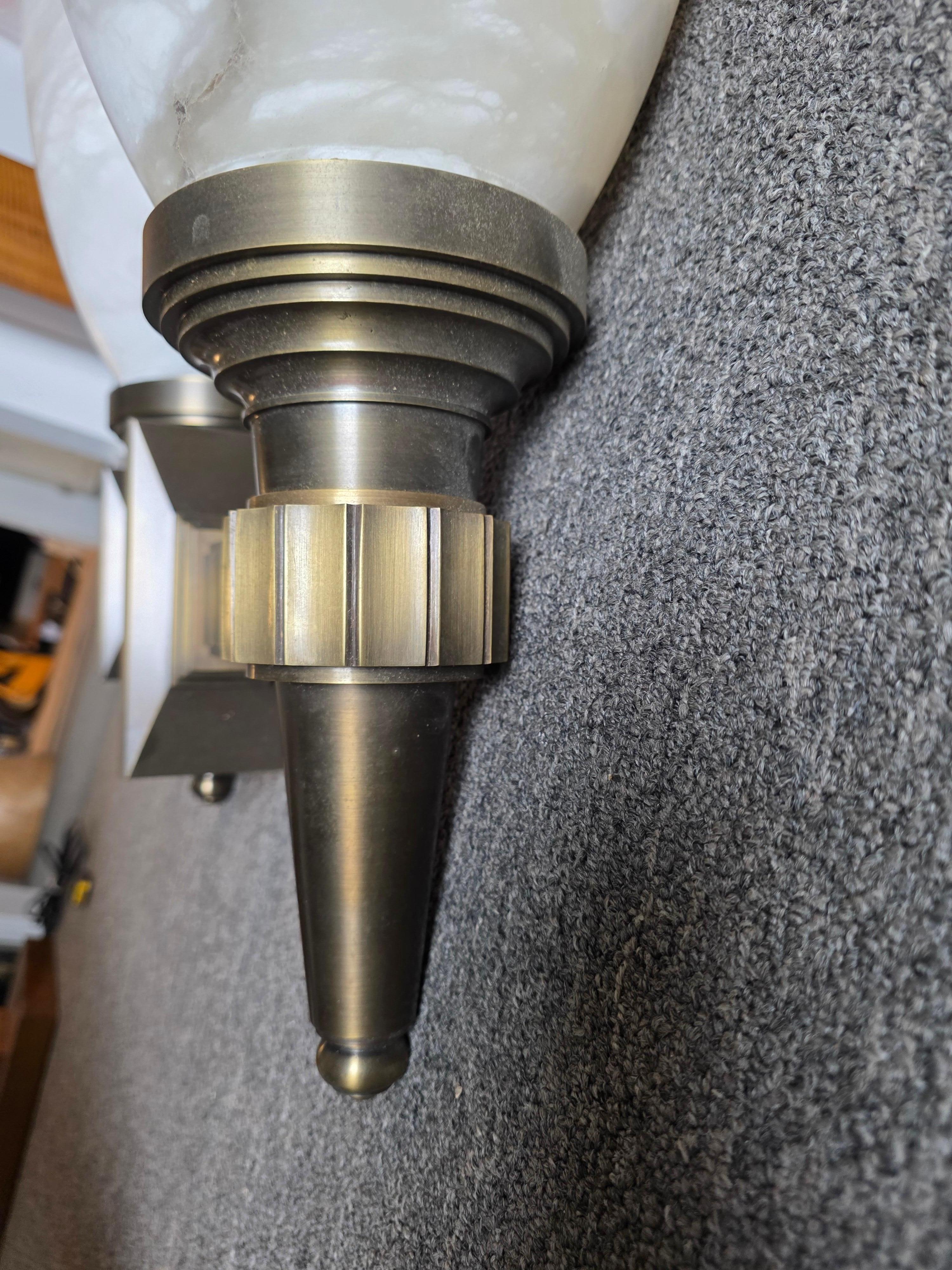 Apliques de bronce y alabastro de Thierry Despont Estadounidense en venta