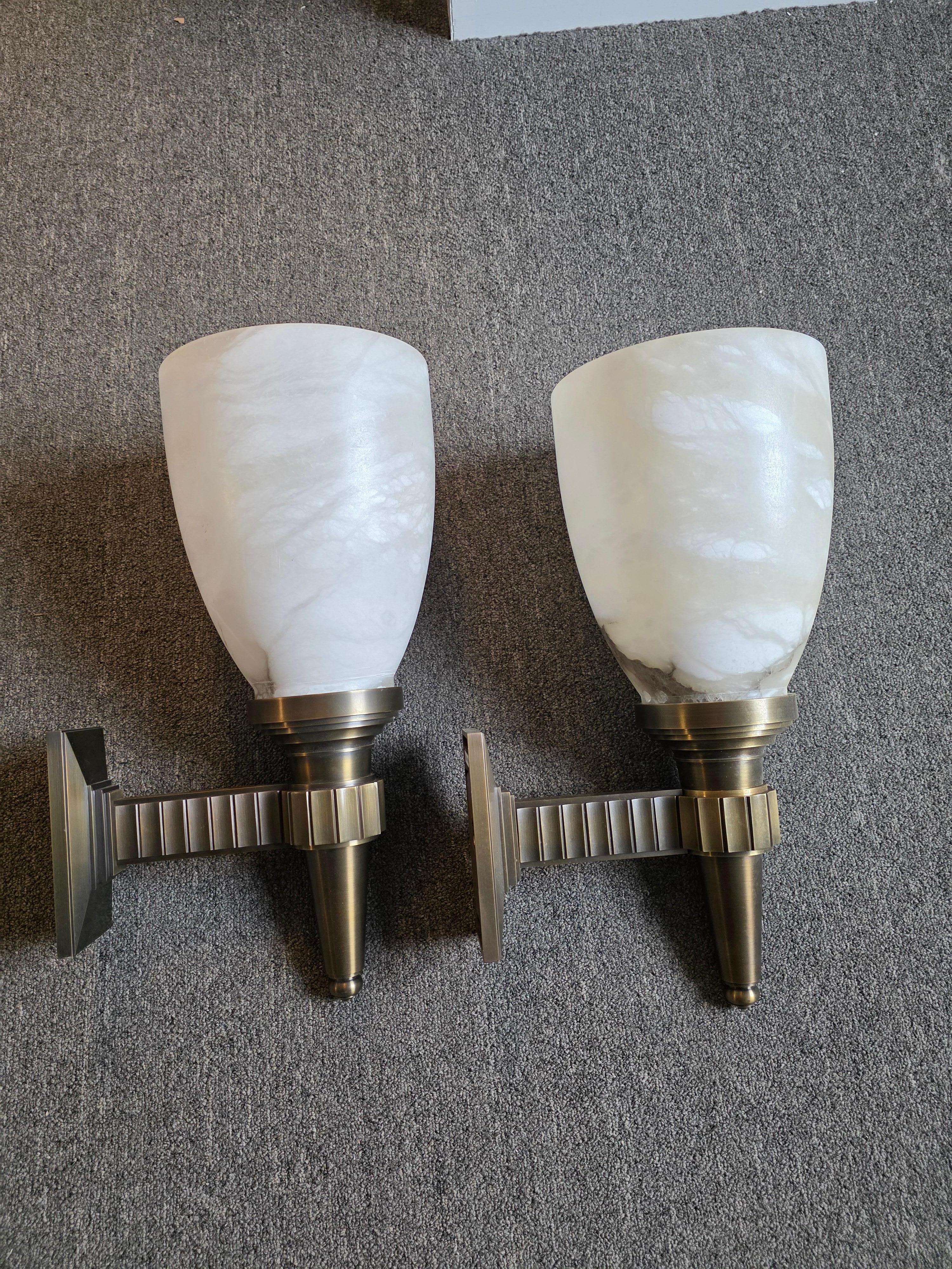 Apliques de bronce y alabastro de Thierry Despont en Excelente estado para la venta en Hudson, NY