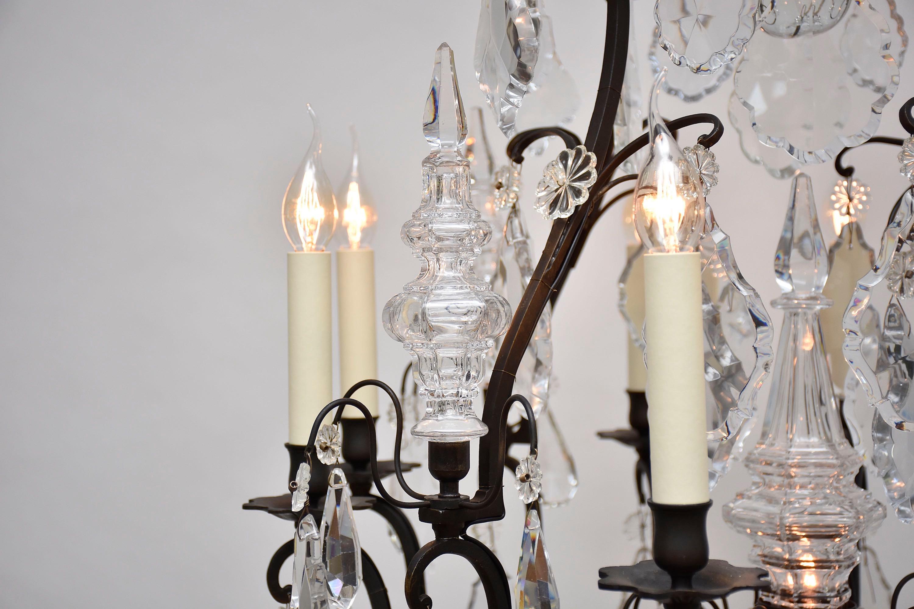 Français Lustre français en bronze et cristal Baccarat dans le style Louis XV en vente