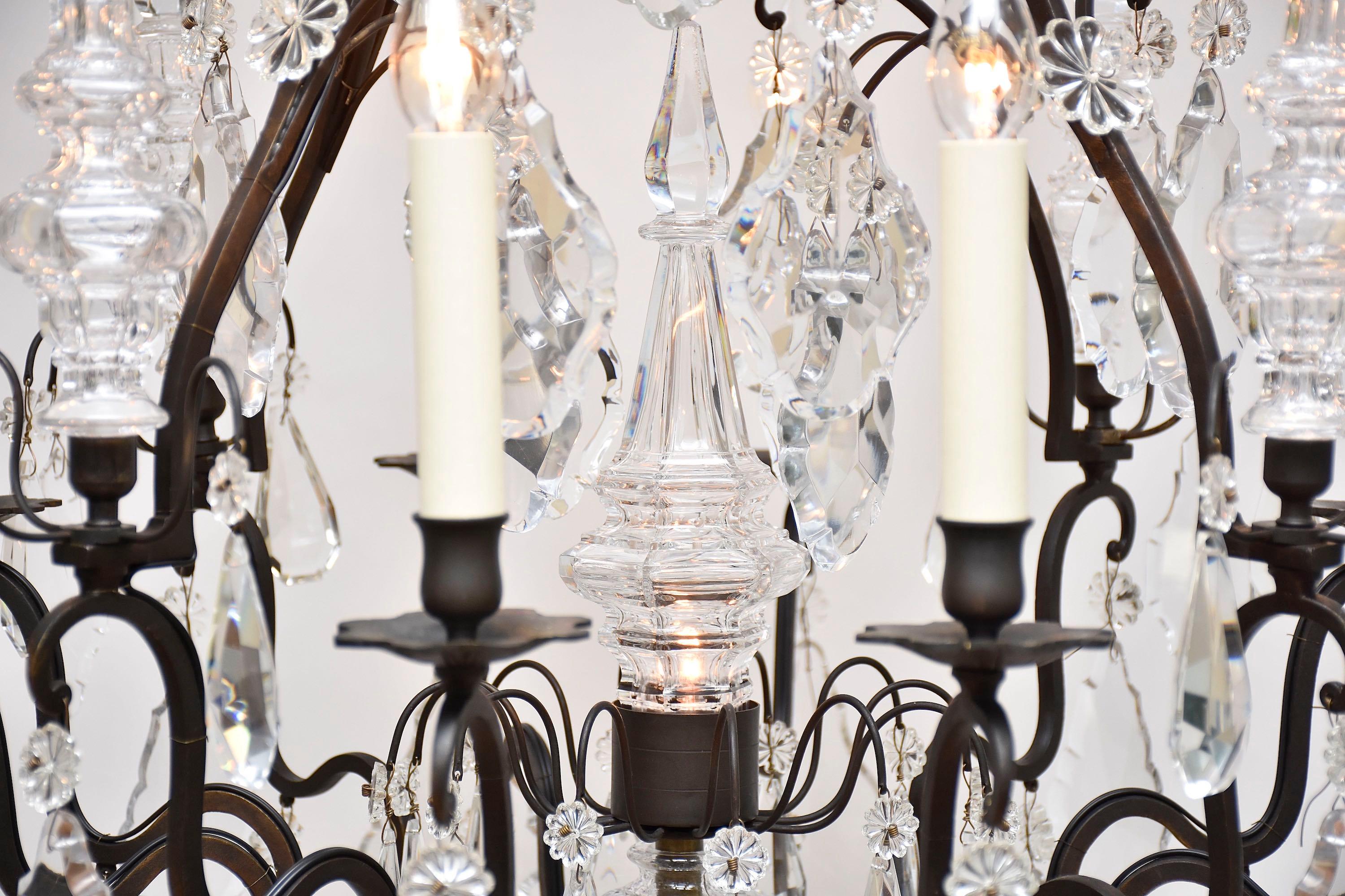 Fait main Lustre français en bronze et cristal Baccarat dans le style Louis XV en vente