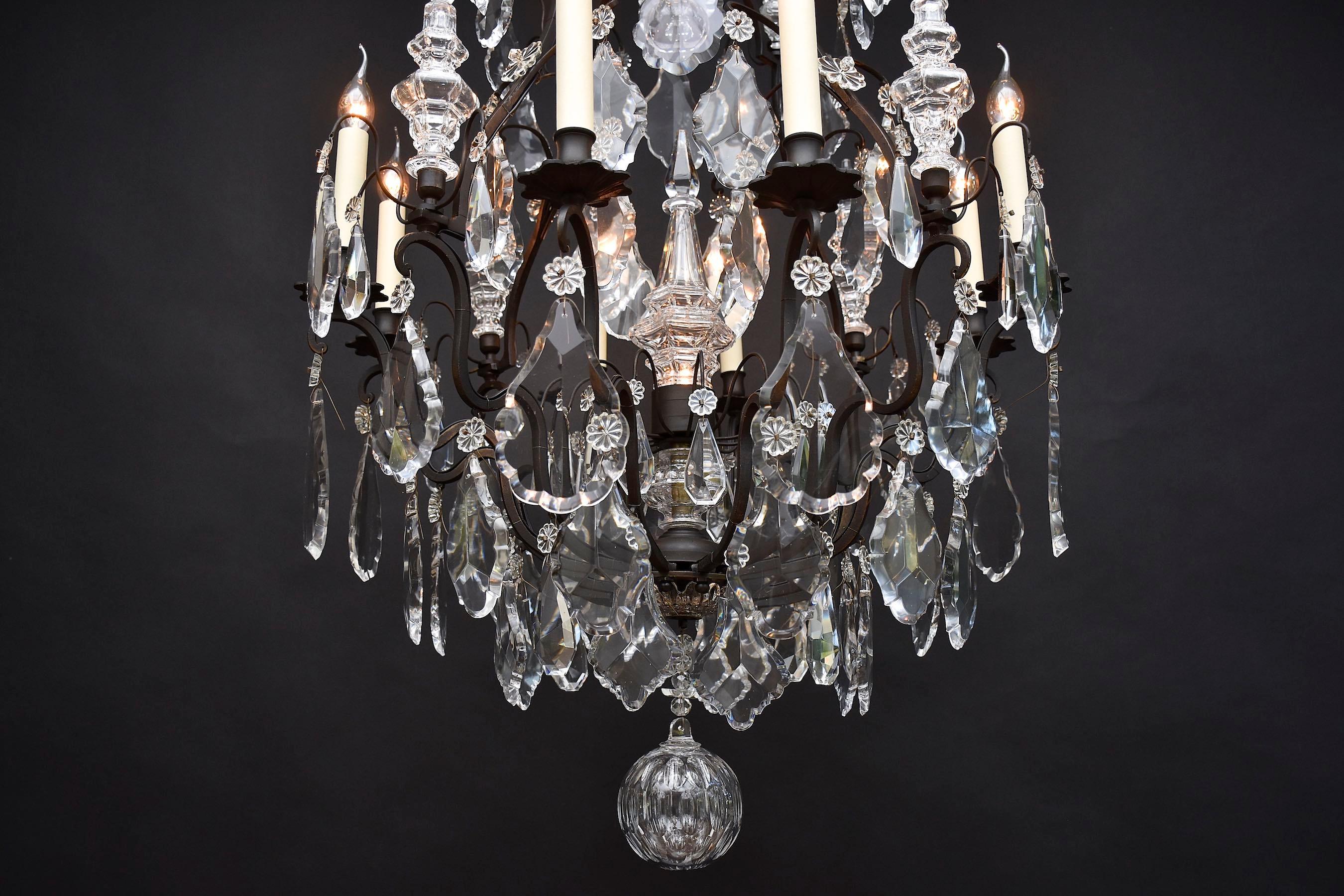 20ième siècle Lustre français en bronze et cristal Baccarat dans le style Louis XV en vente