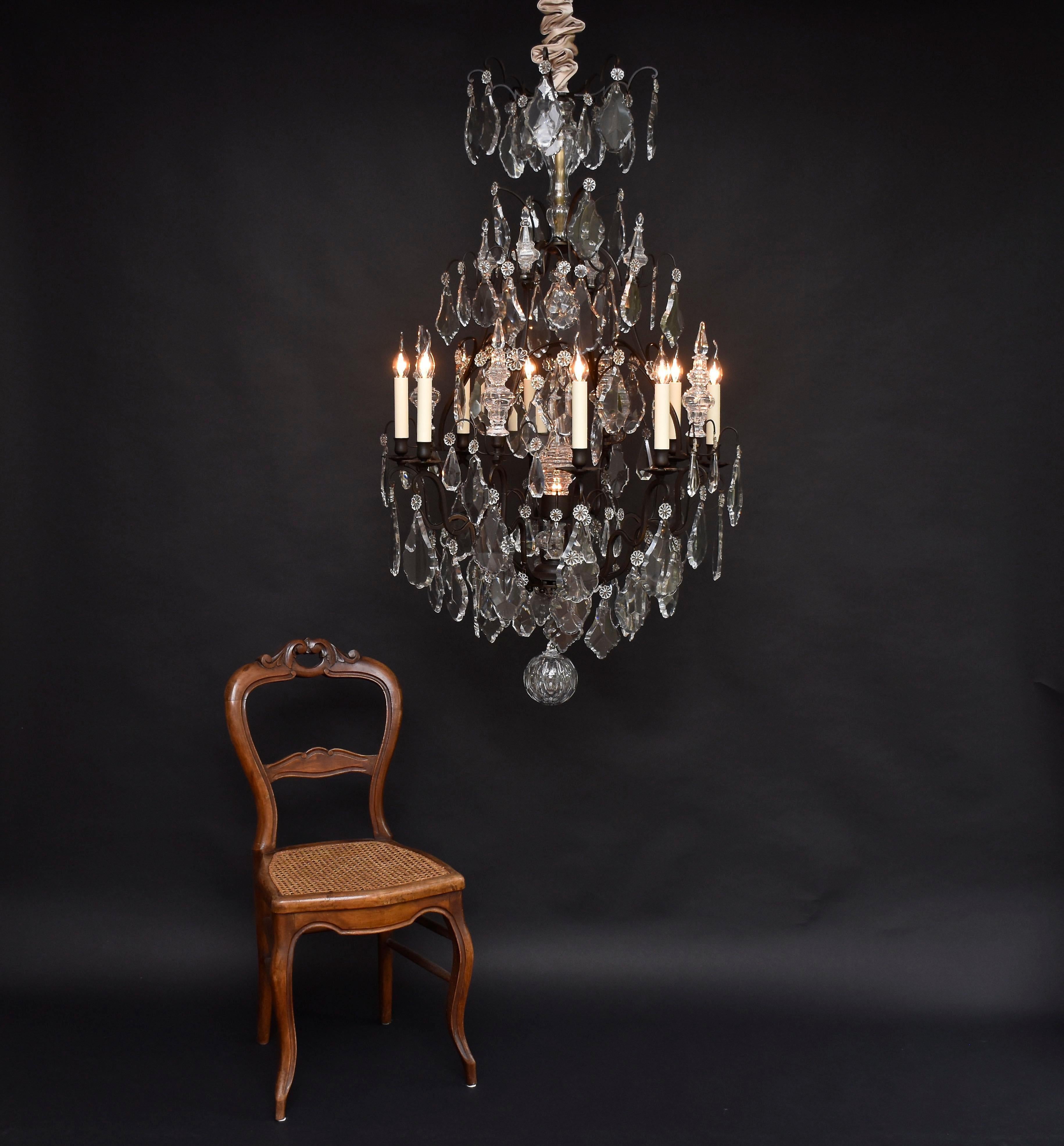 Lustre français en bronze et cristal Baccarat dans le style Louis XV en vente 2