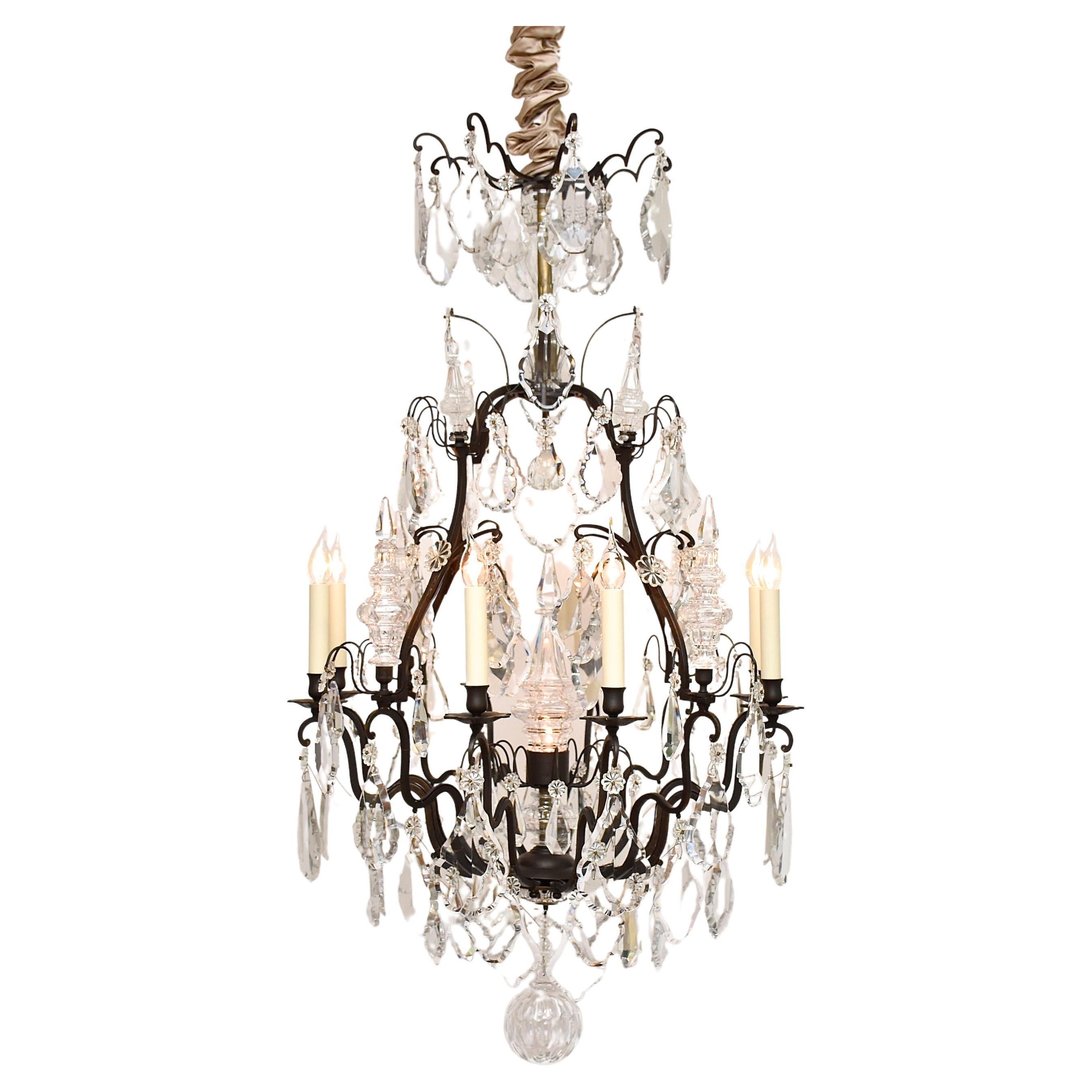 Lampadario francese in bronzo e cristallo Baccarat in stile Luigi XV