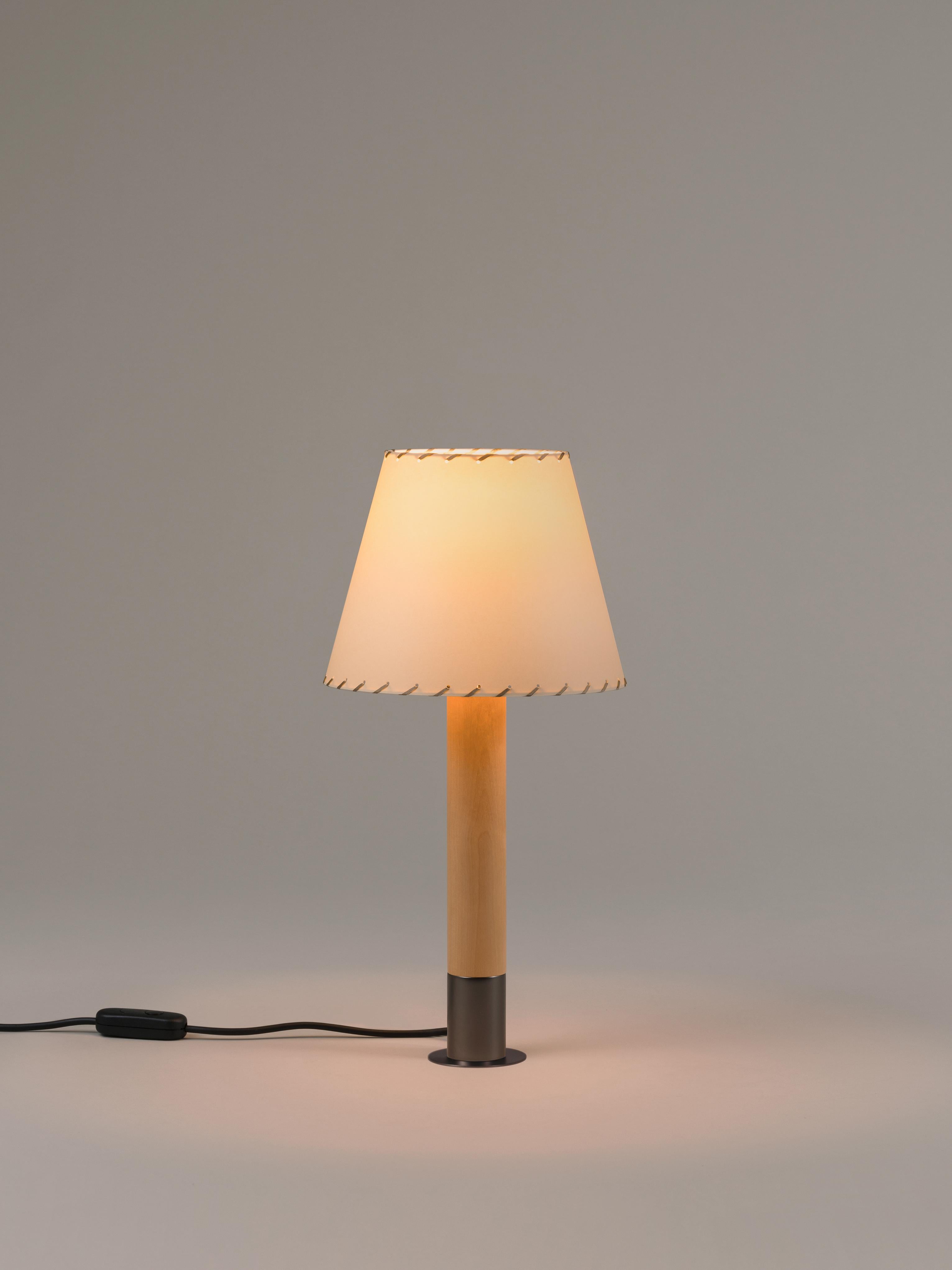 Bronze and Beige Básica M1 table lamp by Santiago Roqueta, Santa & Cole
Dimensions: D 25 x H 52 cm
Materials: Bronze, birch wood, paperboard.
Available in other shade colors and with or without the stabilizing disc.
Available in nickel or