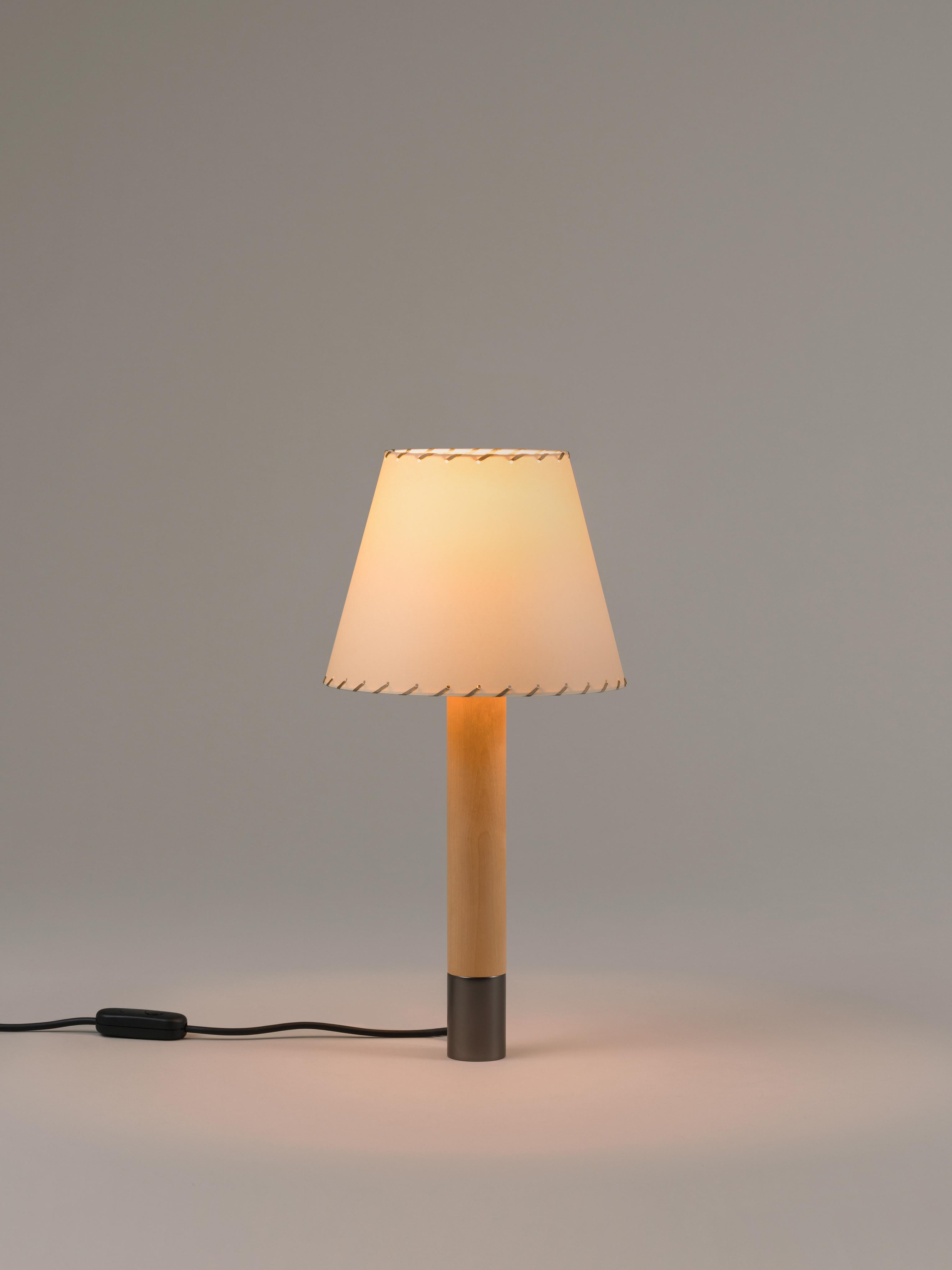 Bronze and beige bBásica M1 table lamp by Santiago Roqueta, Santa & Cole
Dimensions: D 25 x H 52 cm
Materials: Bronze, birch wood, paperboard.
Available in other shade colors and with or without the stabilizing disc.
Available in nickel or