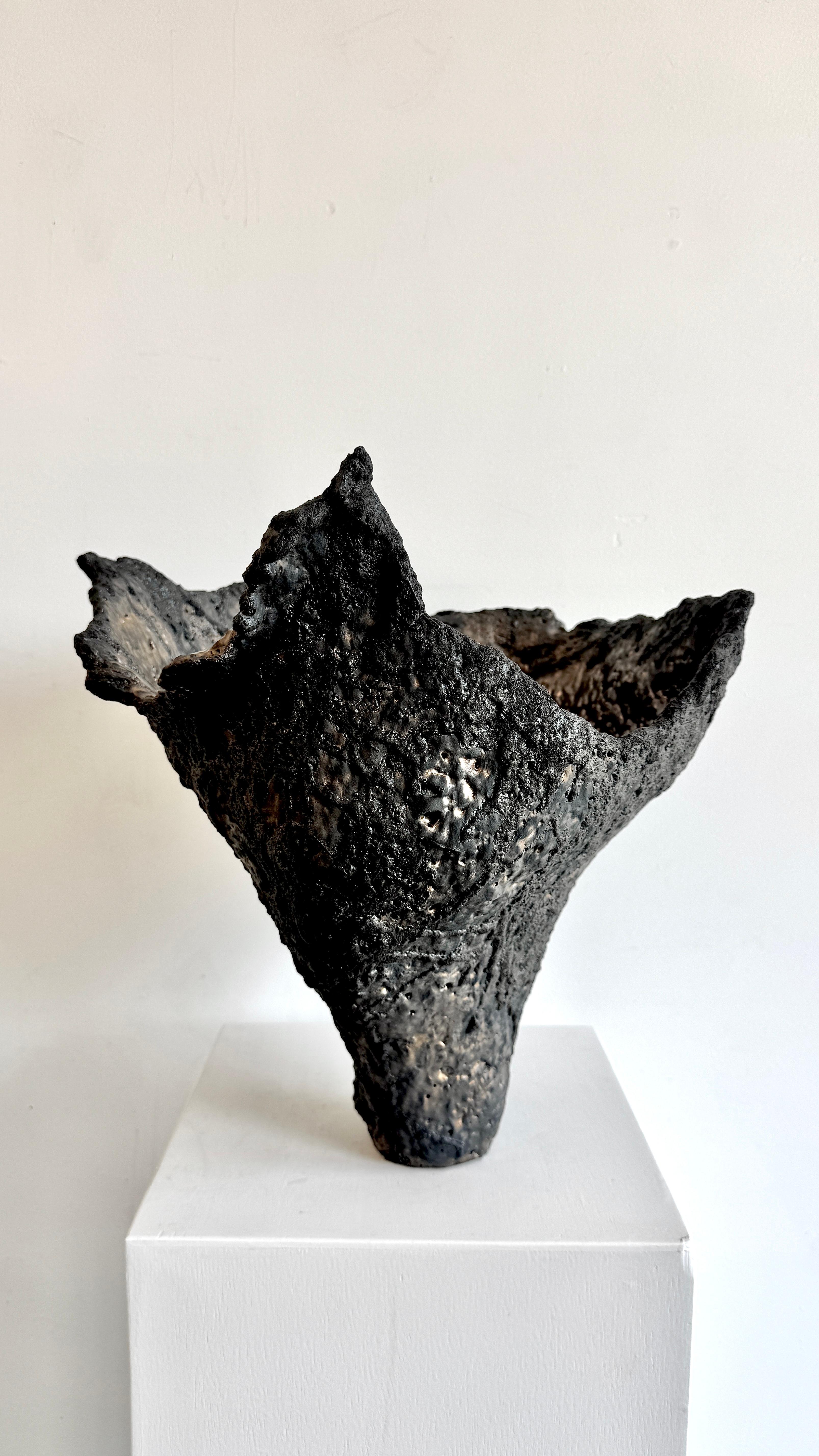 Questo pezzo è un vaso unico nel suo genere. Rustico e stratificato. A causa della base piccola, includerò della cera da museo per la parte inferiore per assicurarmi che rimanga al suo posto. Potrai spostarla facilmente in qualsiasi momento, ma la