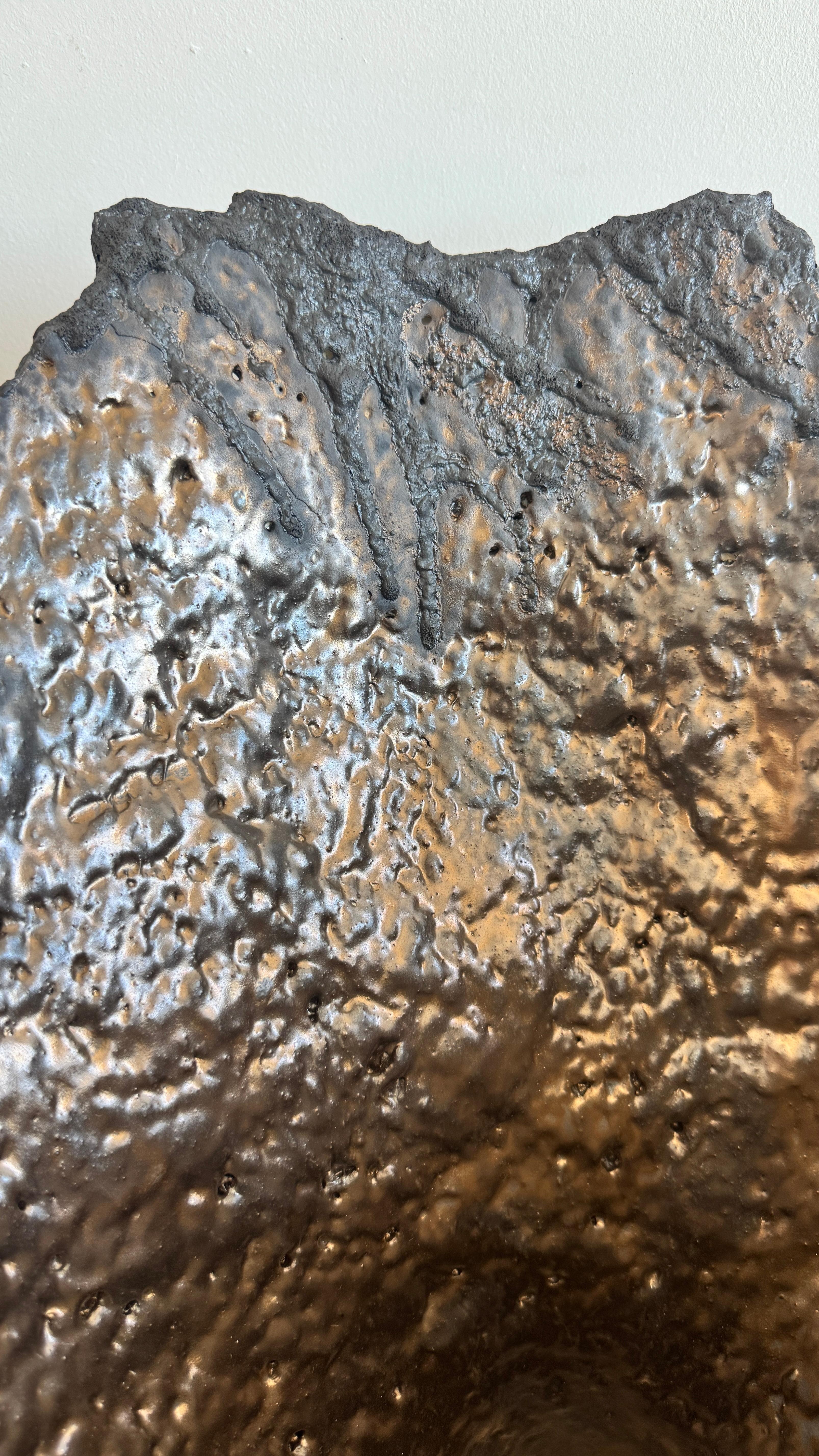 Vaso a luna aperta in bronzo e nero: Viola In condizioni Nuovo in vendita a Los Angeles, CA