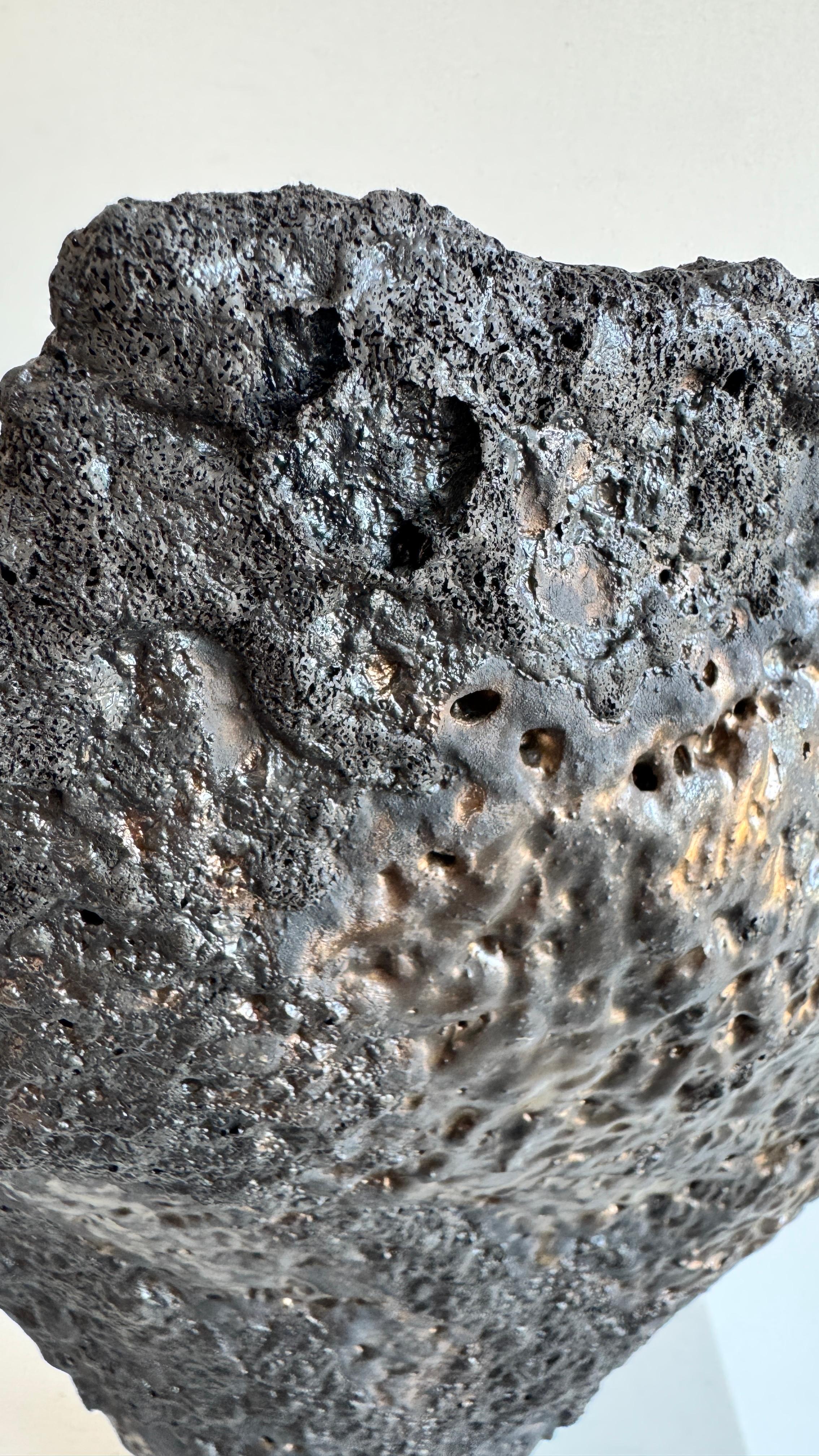 XXI secolo e contemporaneo Vaso a luna aperta in bronzo e nero: Viola in vendita