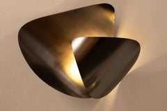 Pequeña Lámpara Contemporánea Bonnie de Bronce y Latón. Hecho a mano en Suecia