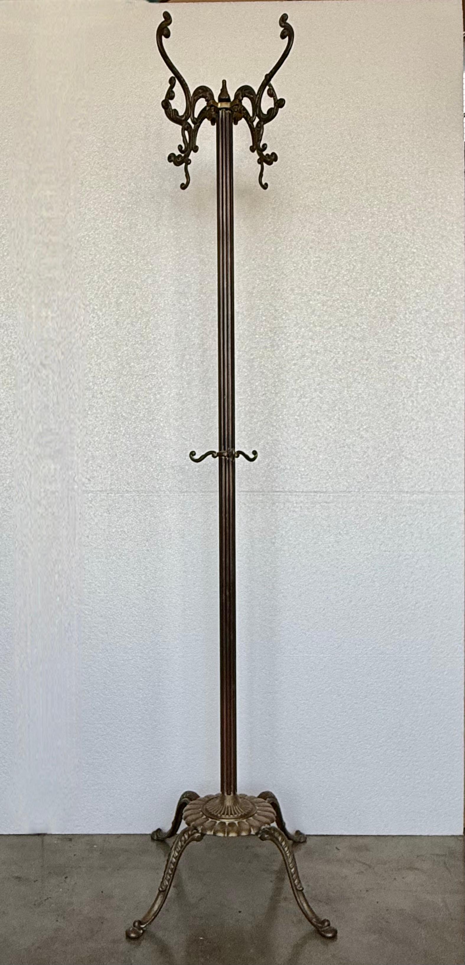 Percha Art Nouveau Belle Epoque de Bronce y Latón Bruñido, Pies Grifone de Bronce en venta 5