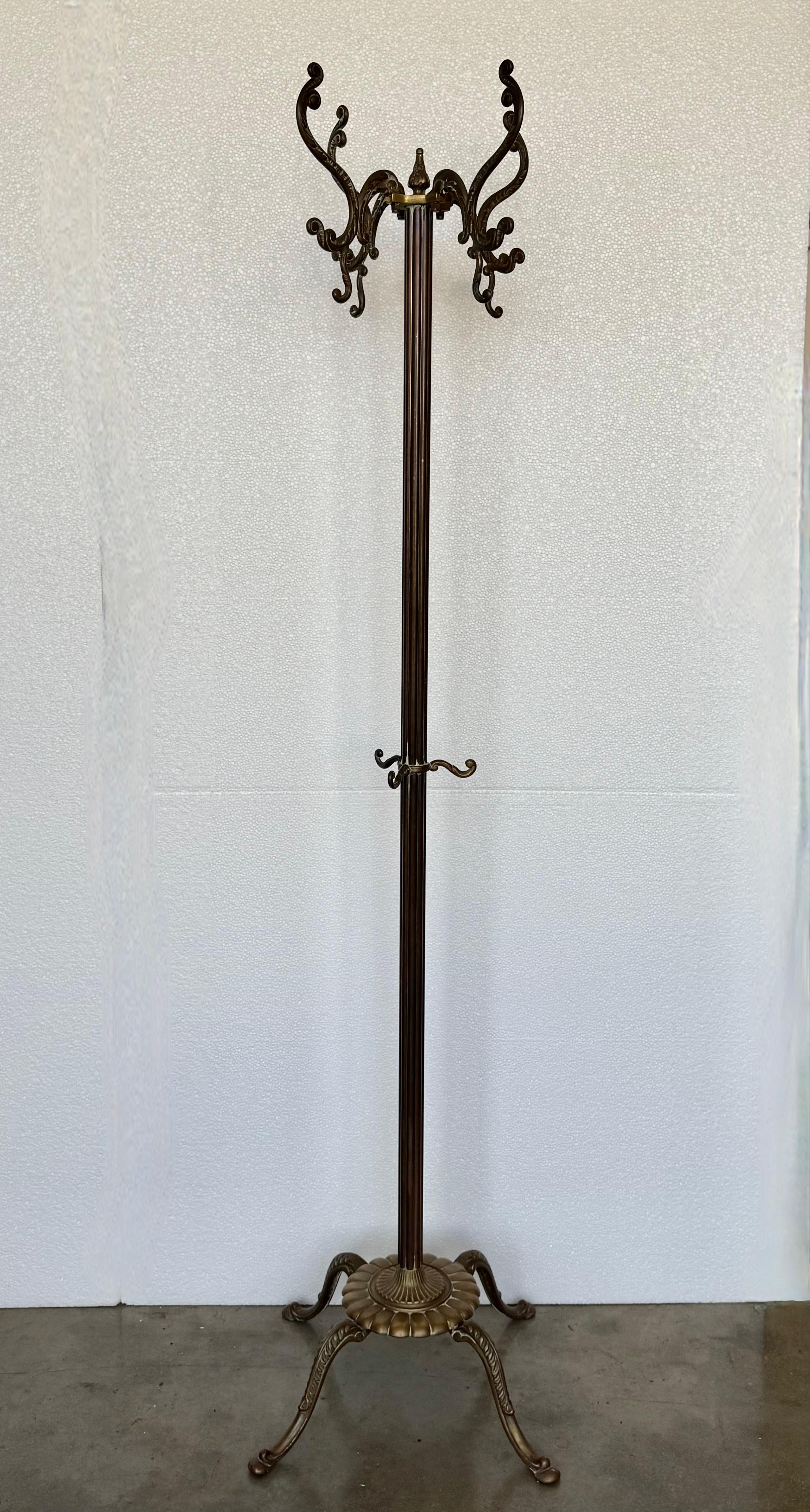 Percha Art Nouveau Belle Époque de bronce y latón bruñido con pies Grifone de bronce fundido. Figuras glamurosas y características voluta de la Belle Époque
