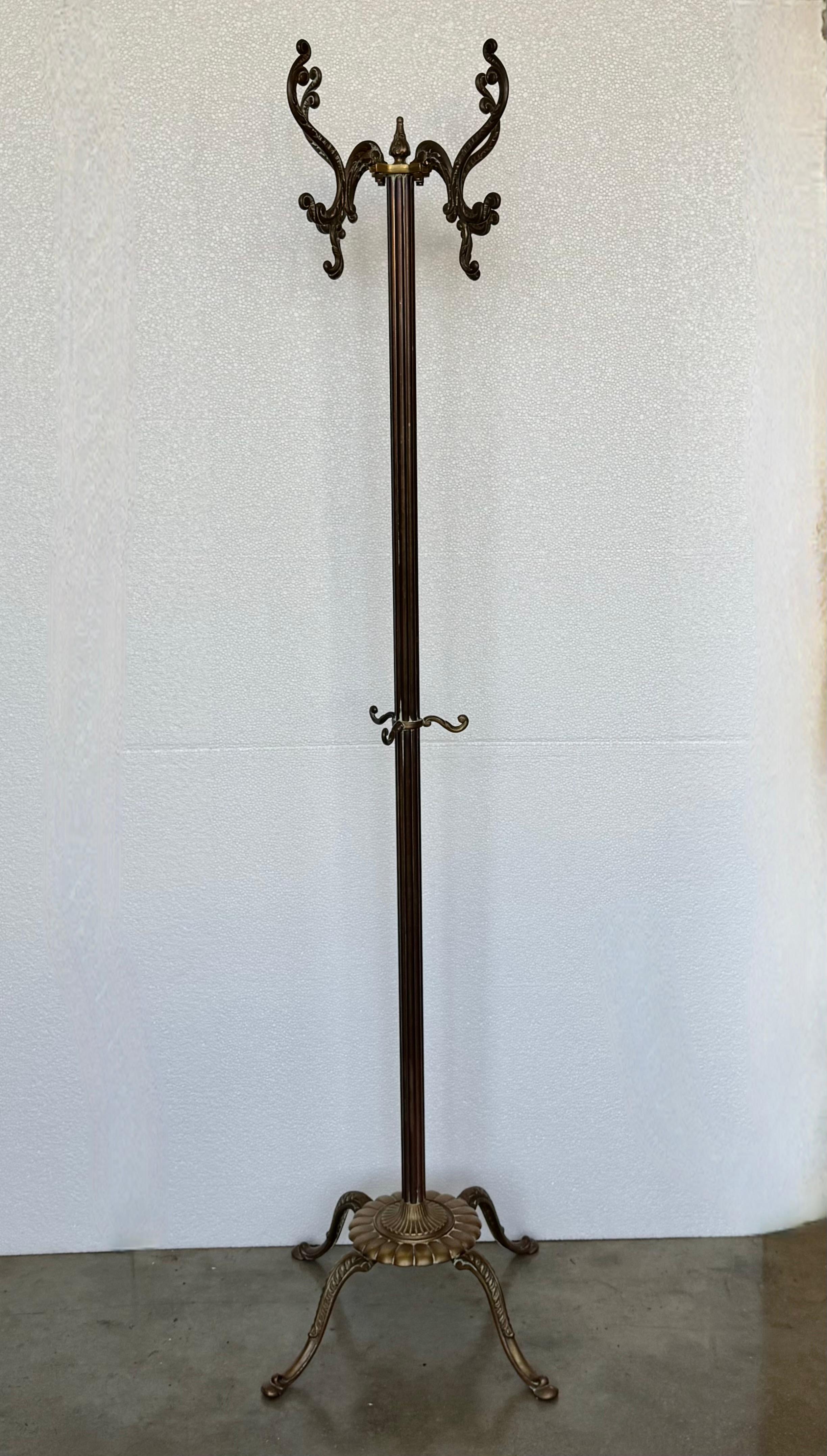 Percha Art Nouveau Belle Epoque de Bronce y Latón Bruñido, Pies Grifone de Bronce Belle Époque en venta