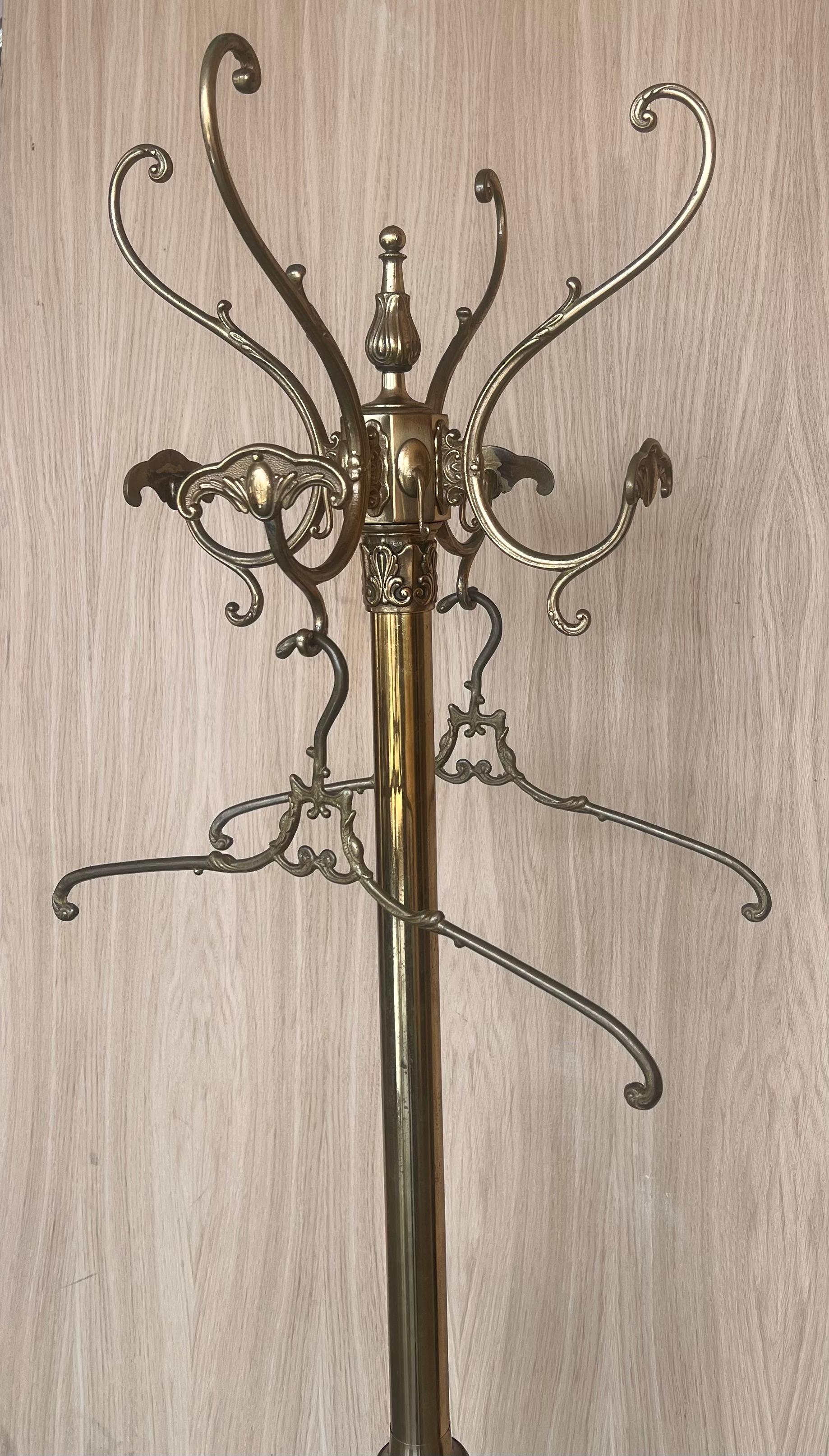 Francese Appendiabiti Art Nouveau Belle Epoque in bronzo e ottone brunito, piedi a grifone in bronzo in vendita