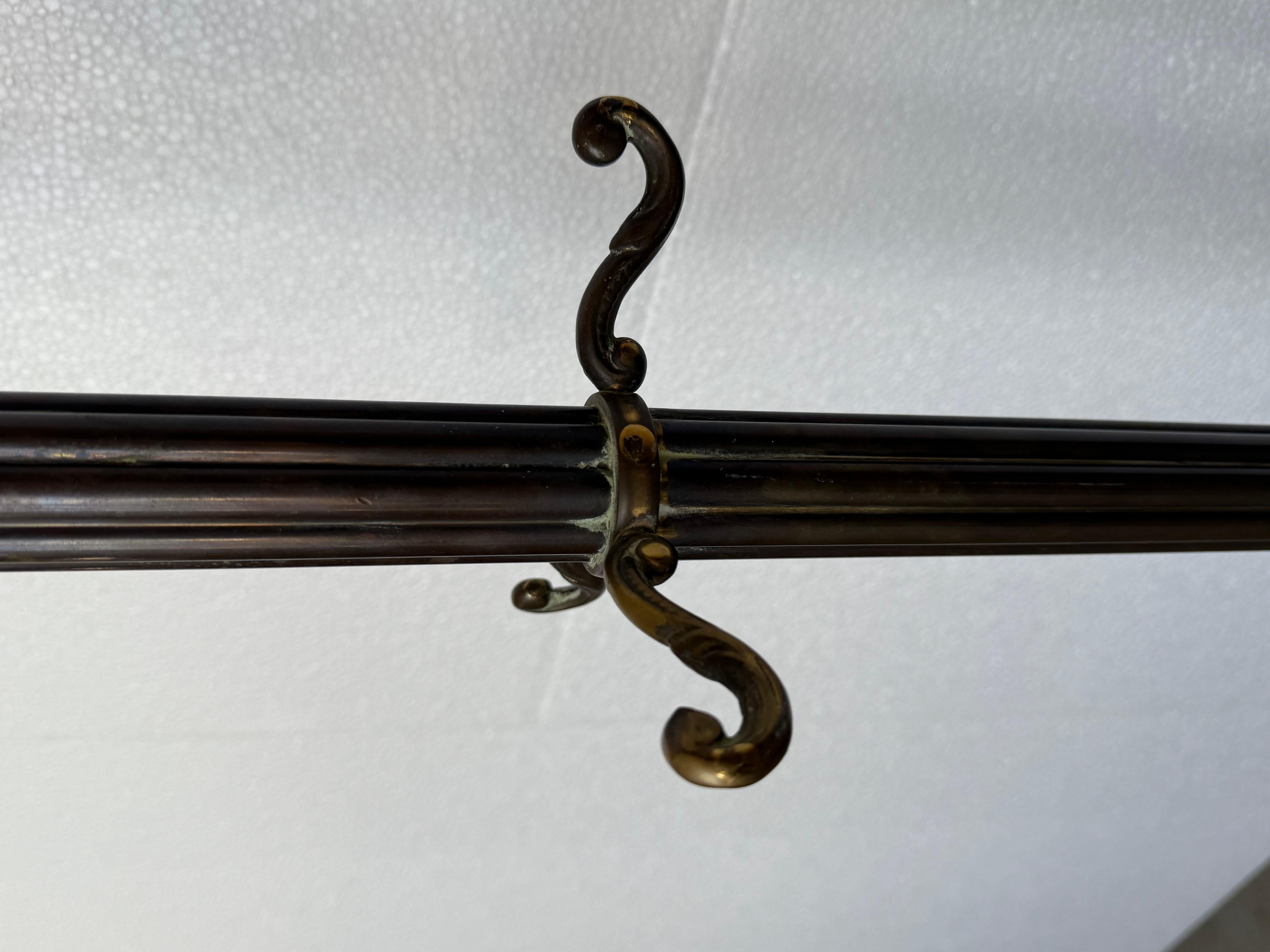 Percha Art Nouveau Belle Epoque de Bronce y Latón Bruñido, Pies Grifone de Bronce siglo XX en venta