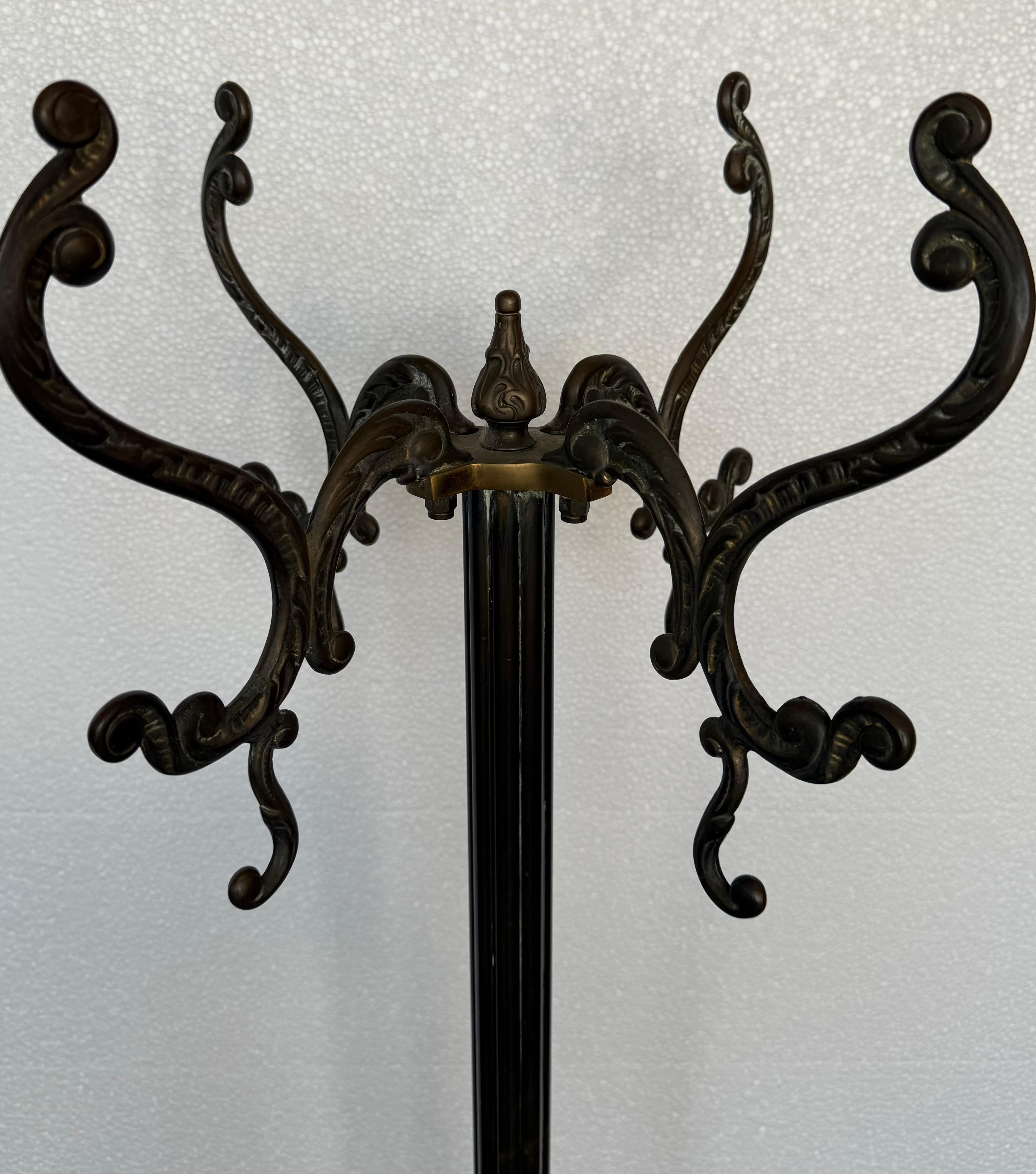 Percha Art Nouveau Belle Epoque de Bronce y Latón Bruñido, Pies Grifone de Bronce en venta 1