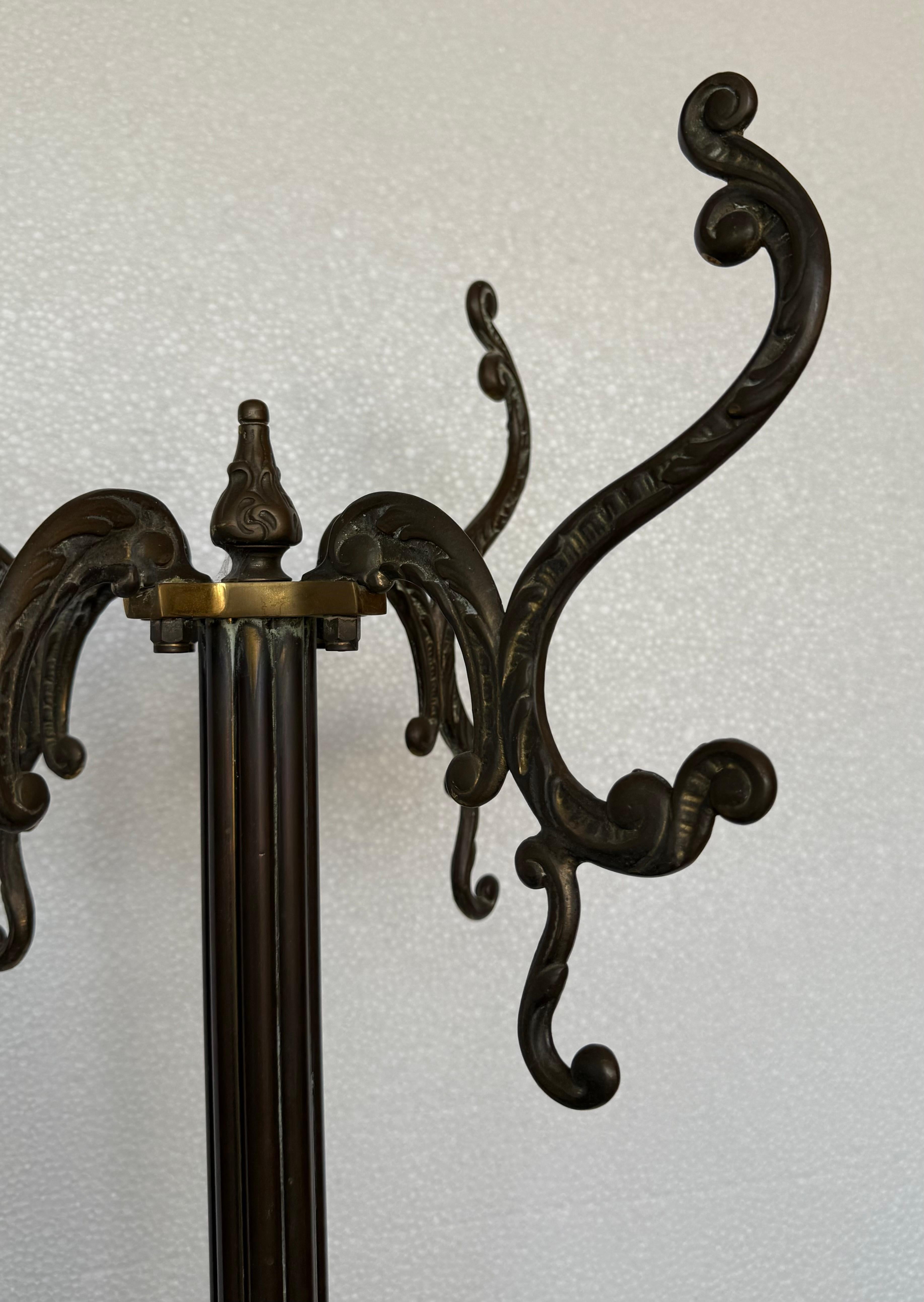 Percha Art Nouveau Belle Epoque de Bronce y Latón Bruñido, Pies Grifone de Bronce en venta 2